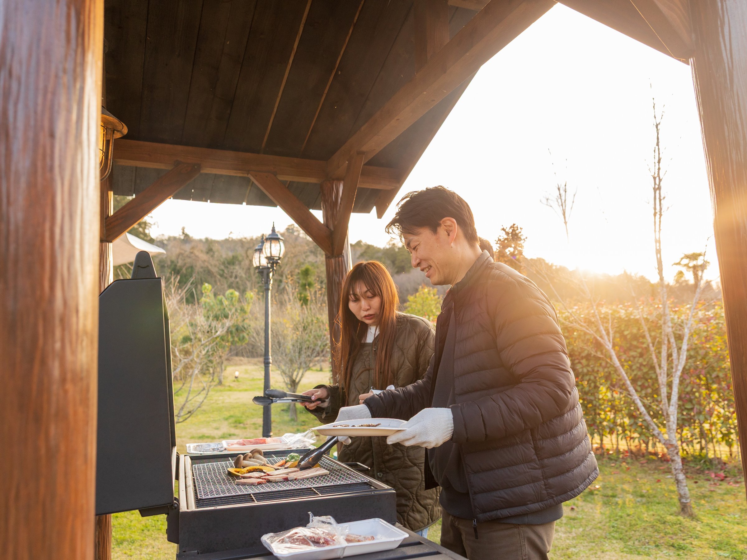 �J�ł����S�̉���BBQ�X�y�[�X�B�Ƒ��̏Ί炪�₦�Ȃ����O�g�̐H����B