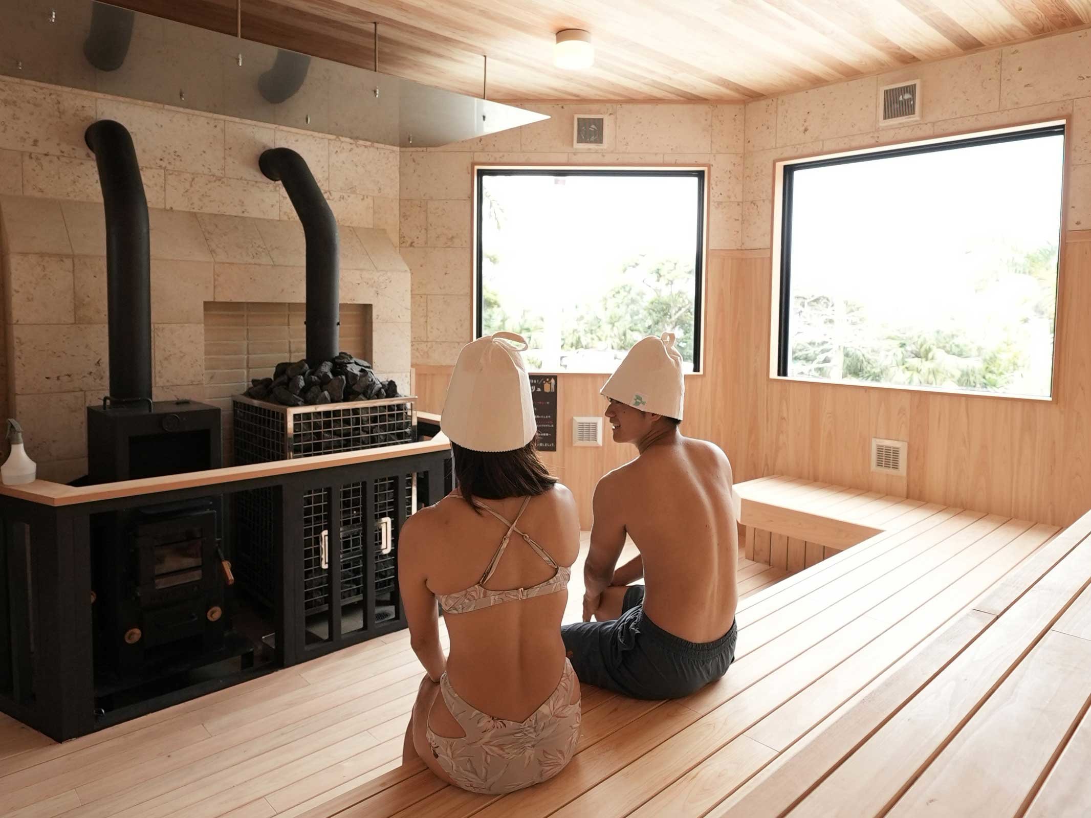 �v�[���ɕ��݂��ꂽ�A�������p�Œj���ꏏ�ɖ����߂鉮�O�T�E�i�B