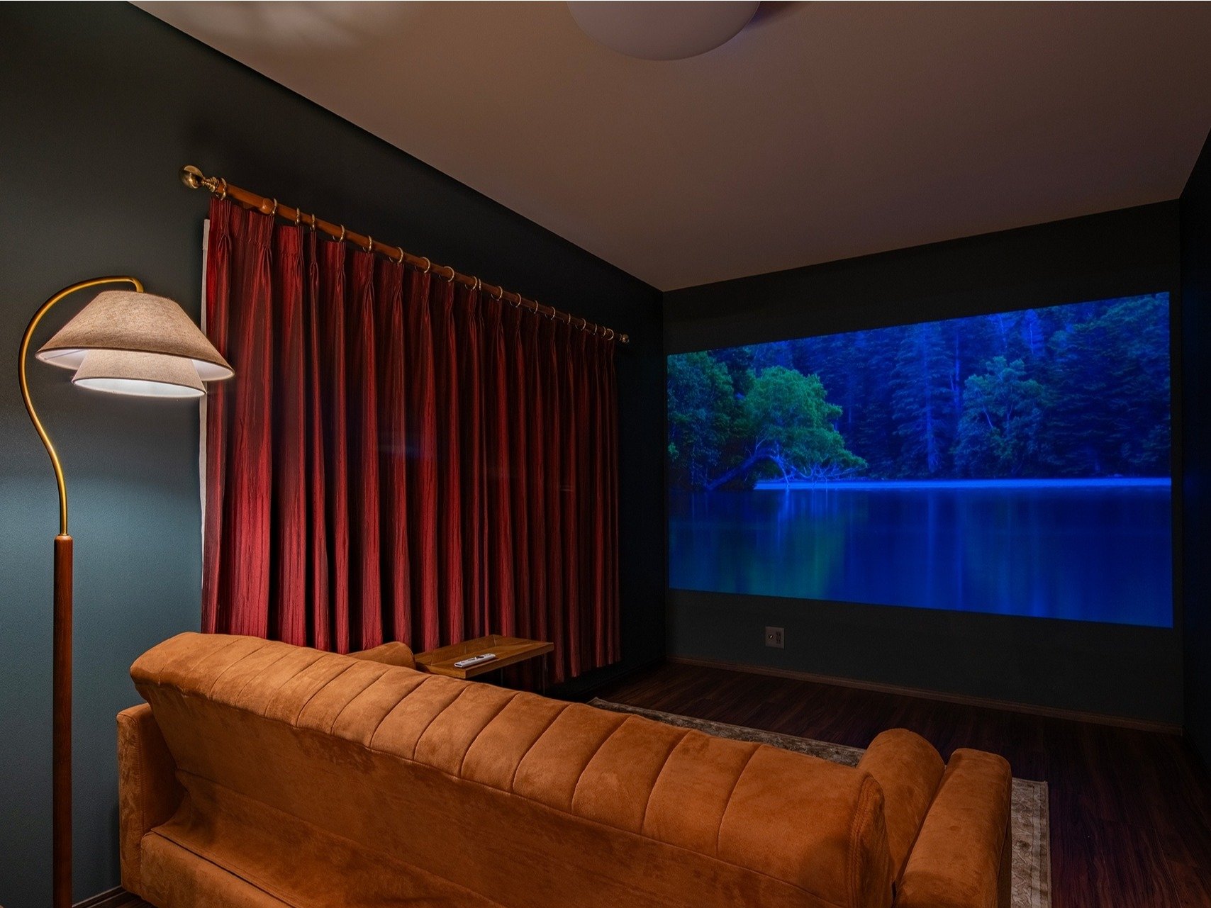 ���[���V�A�^�[�F���ʂŔ��͂���f�������y���݂��������B