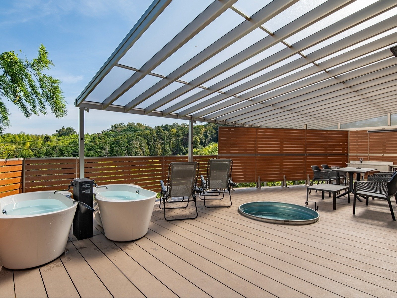 2��ނ̖{�i�I�T�E�i���ƓV�R���␅���A�V�R����������\����������30���Ă𒴂���E�b�h�f�b�L�𕹐݁B