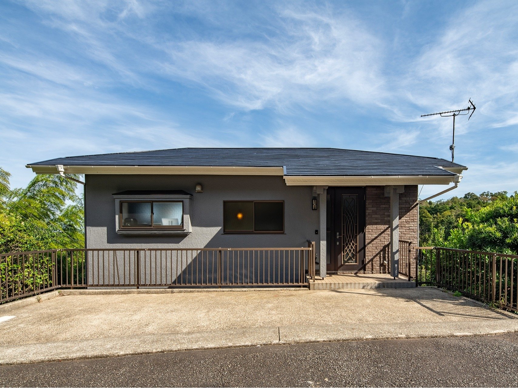 �ɓ��̐X�A��A�C�����n���΂Ɉ͂܂ꂽ����ɘȂމ���t���꓏�ݕʑ��ł��B