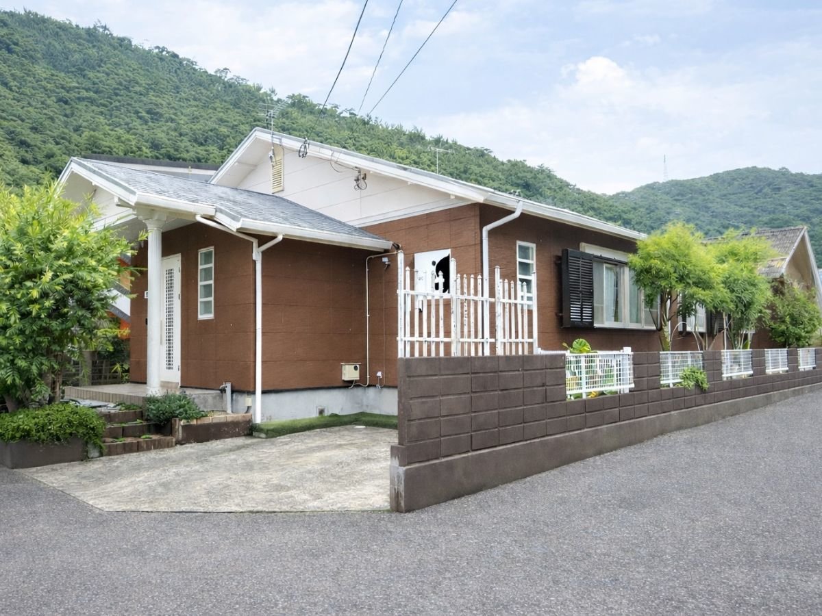 �Â��ȏW���ɘȂވ꓏�݂��B��炷�悤�ɉ߂����铇�̏h