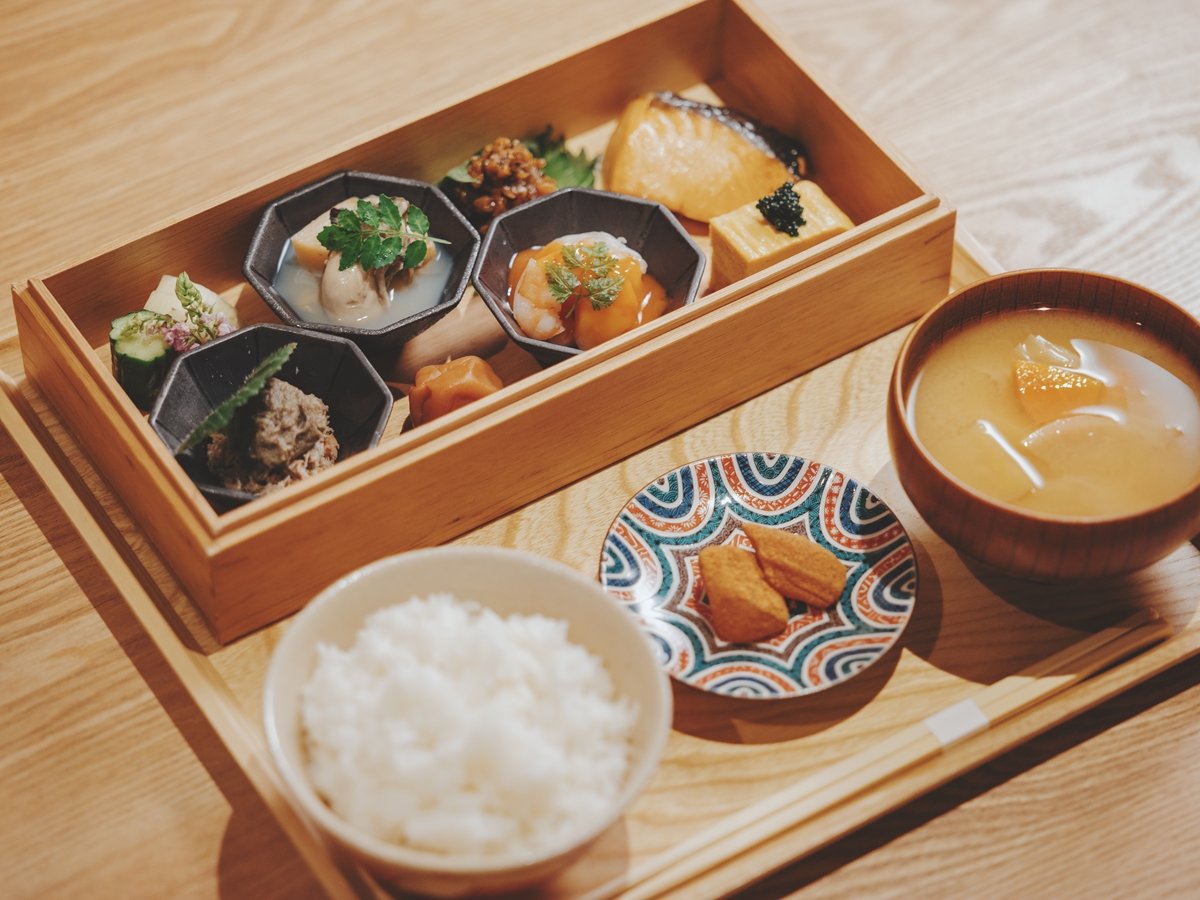 [H]ΐ쌧Ŷт𒆐SɁAG߂̐Hނp\܂B