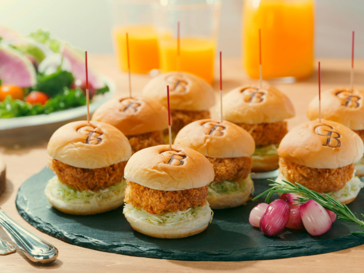 【朝食ビュッフェ】朝食ブッフェ名物、朝カツ！『GBとんかつバーガー』揚げたての新宿さぼてんのカツを使用