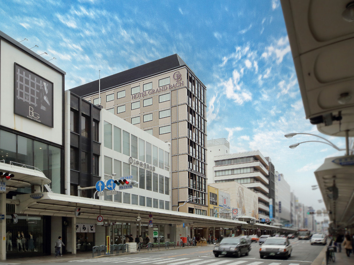 四条通に面した観光の拠点やショッピングに最適な立地。麩屋町通側に入口がございます。