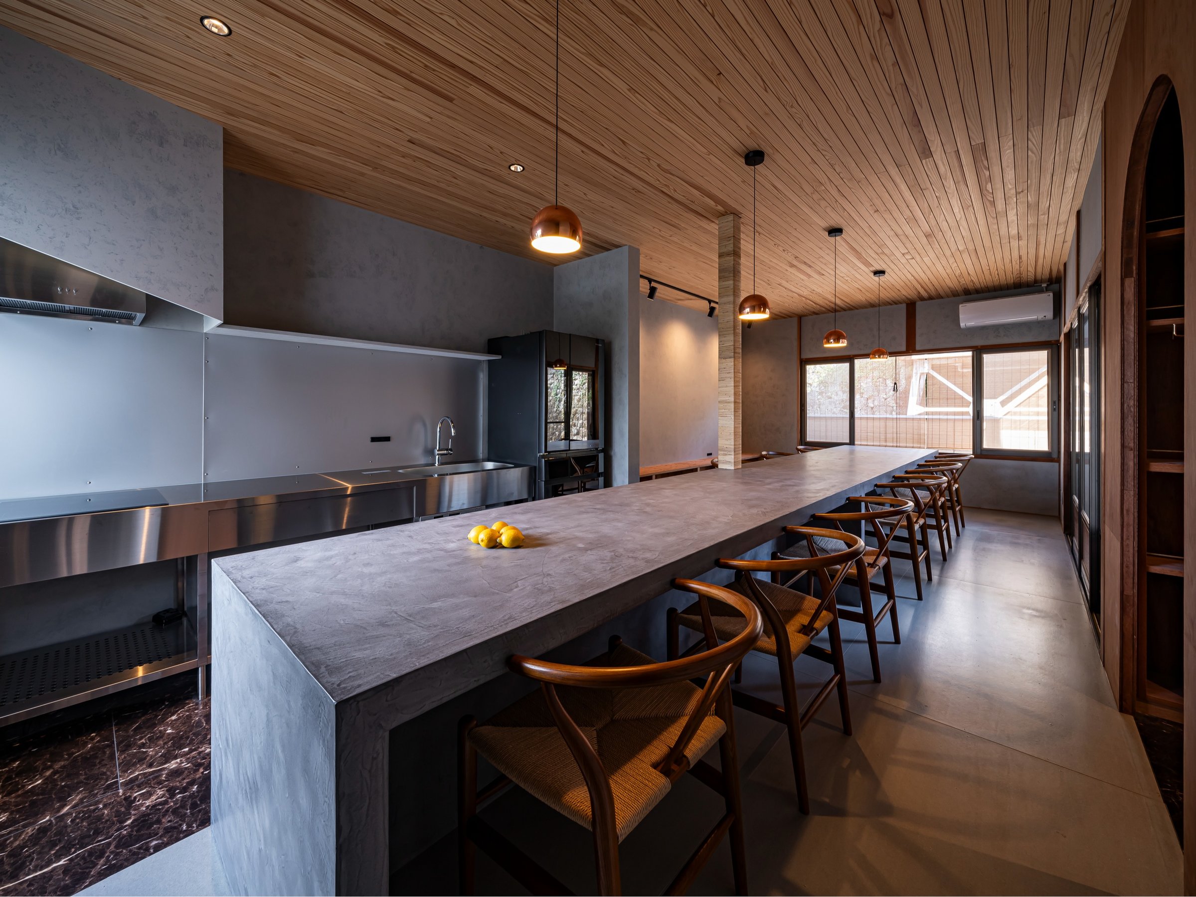 ������̃_�C�j���O�L�b�`���ł́A�������E�H����������Ă���A�������񂾐H�ނŗ������y���܂��B