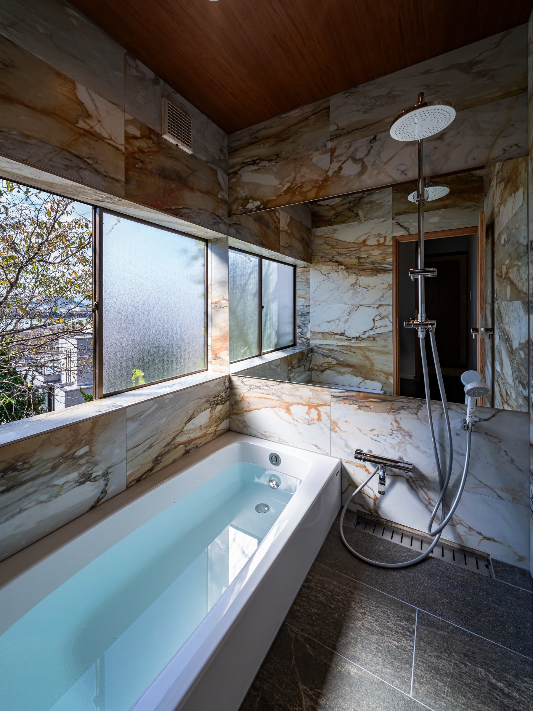 �I�[�o�[�w�b�h�V�����[�t���o�X���[���B