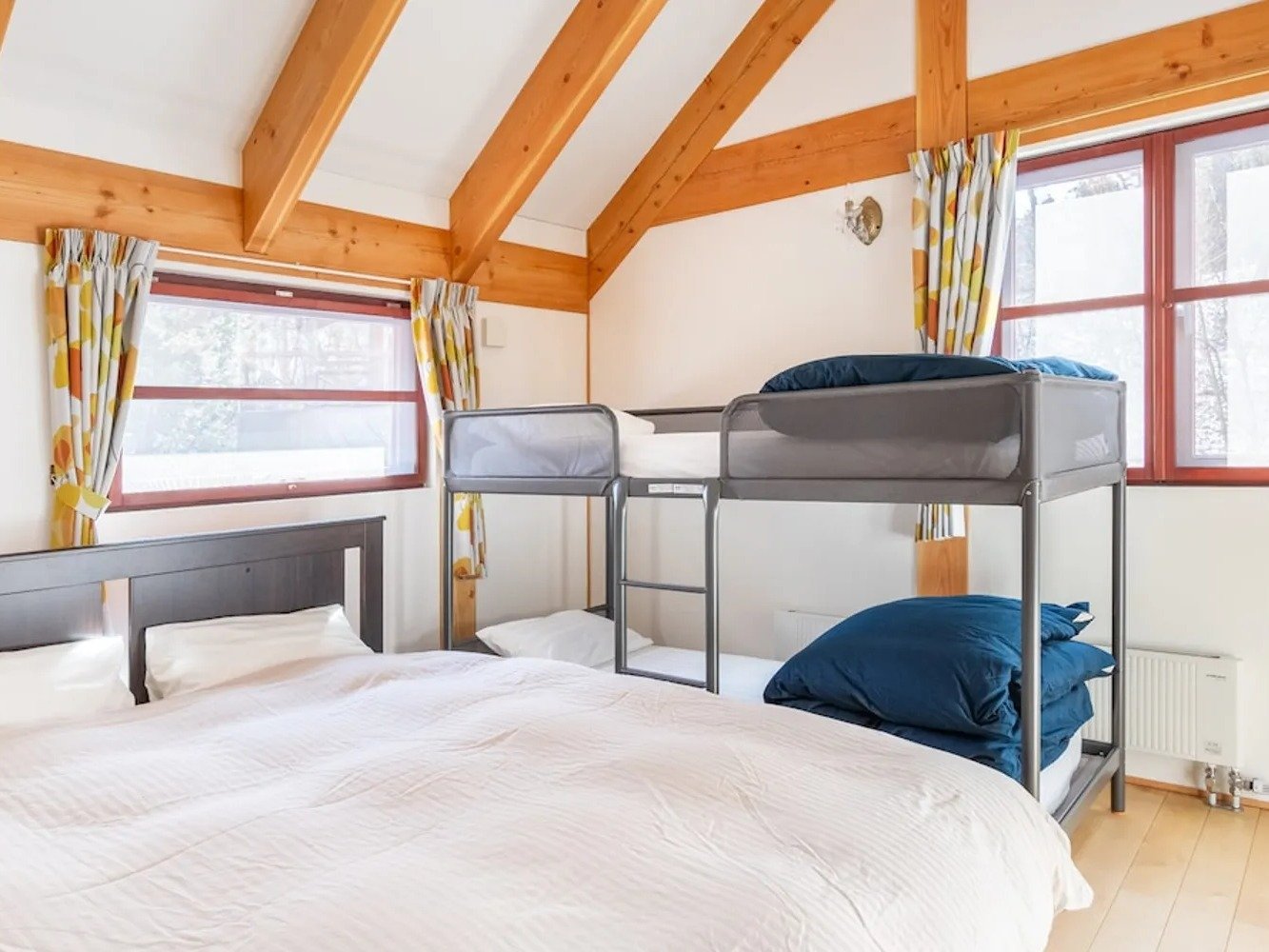 ���g�[�ƒg�F�A���O�T�E�i������A�ő�10���܂ŉ��K�ɑ؍݂ł��܂��B