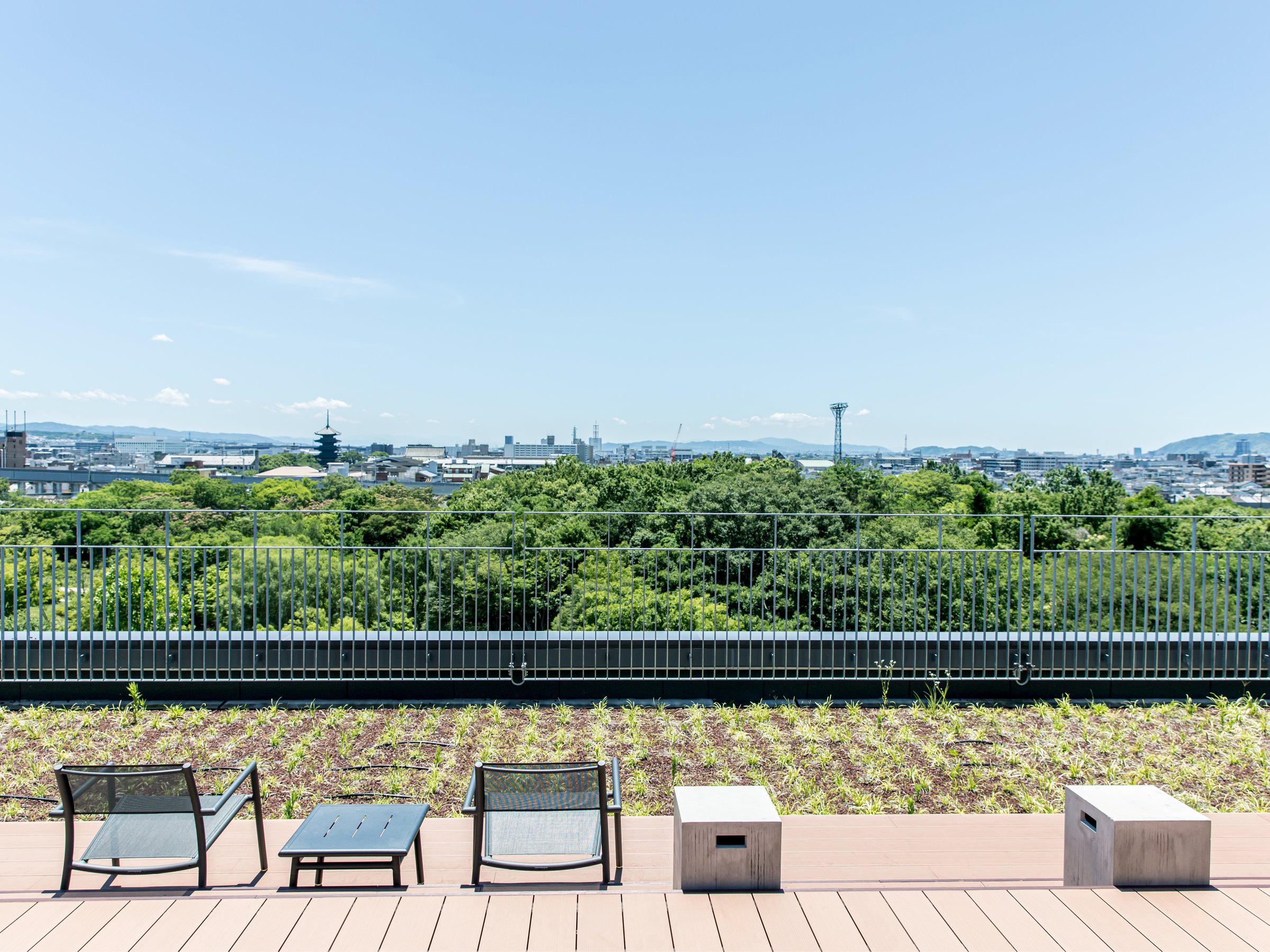 �yRoof Top Terrace�z�����E���s�^���[�A����ɂ͐V������]�ރ��j�[�N�Ȍi�F���y���߂�̂������̃e���X