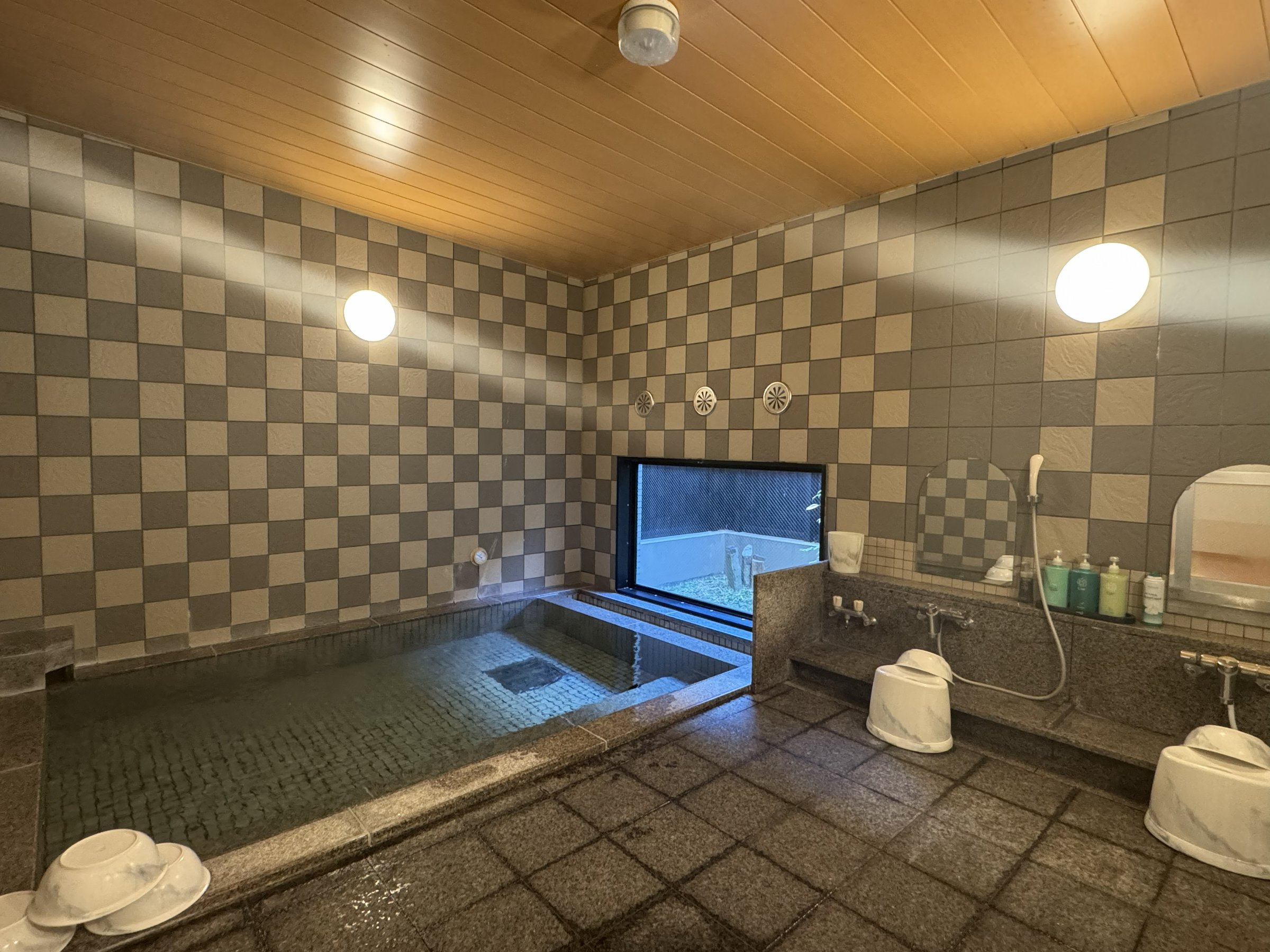 �j������