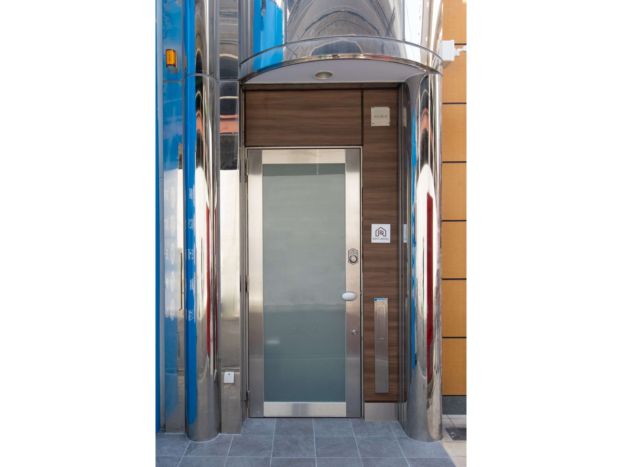 1F���ʌ��ւł��B�z�X�e���̃��S�}�[�N���ڈ�ł��B