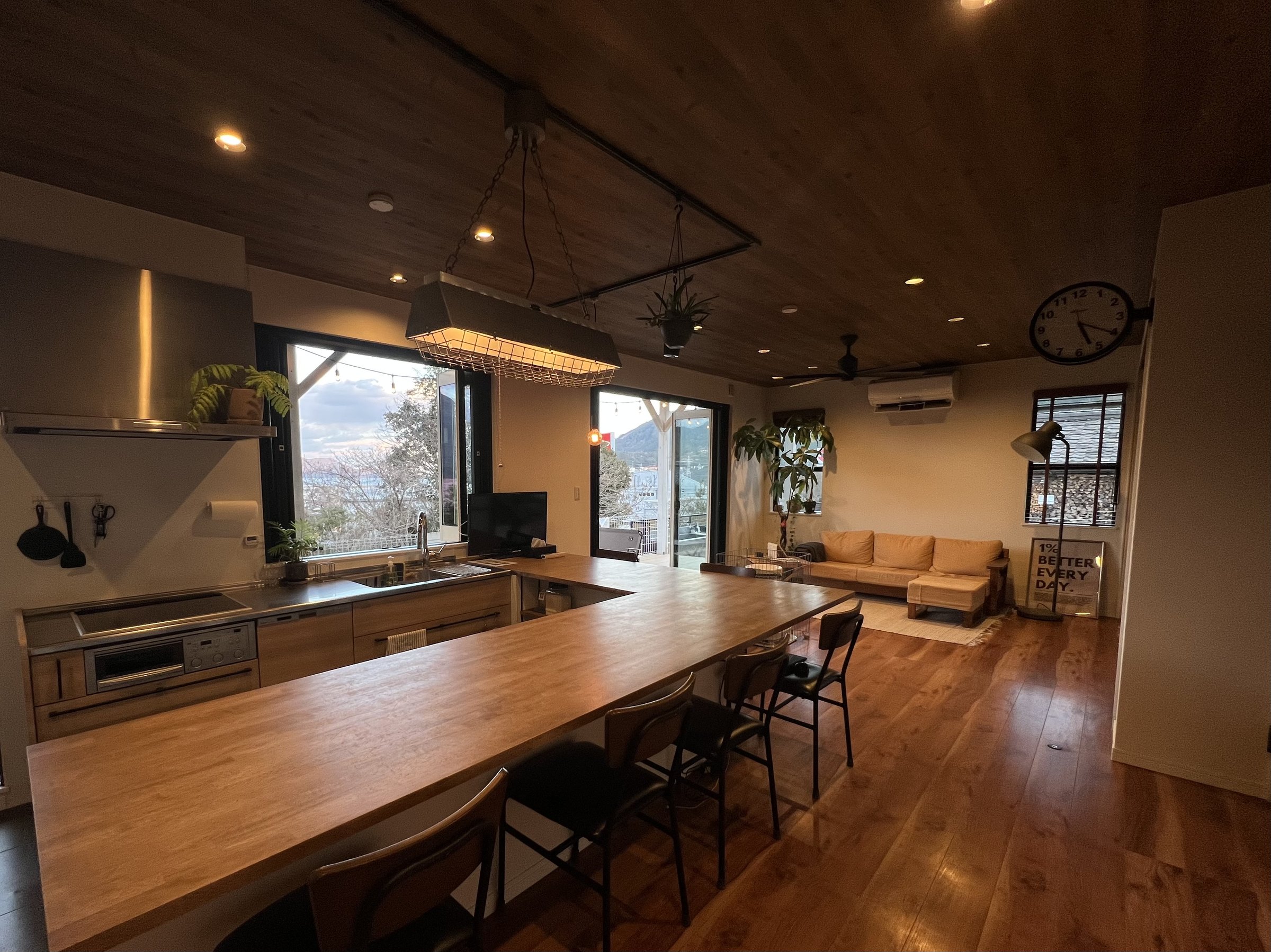 �E�b�h�f�b�L�ƂȂ���J���I�ȃ��r���O