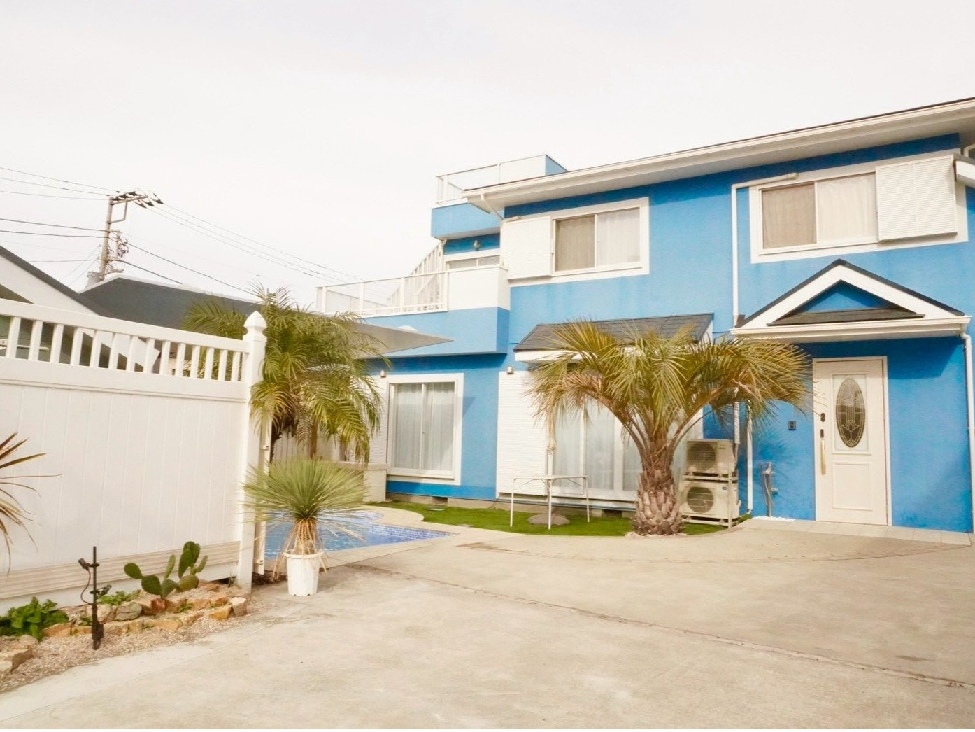 �J���t�H���j�A�X�^�C���ȃv�[���t���K�[�f��