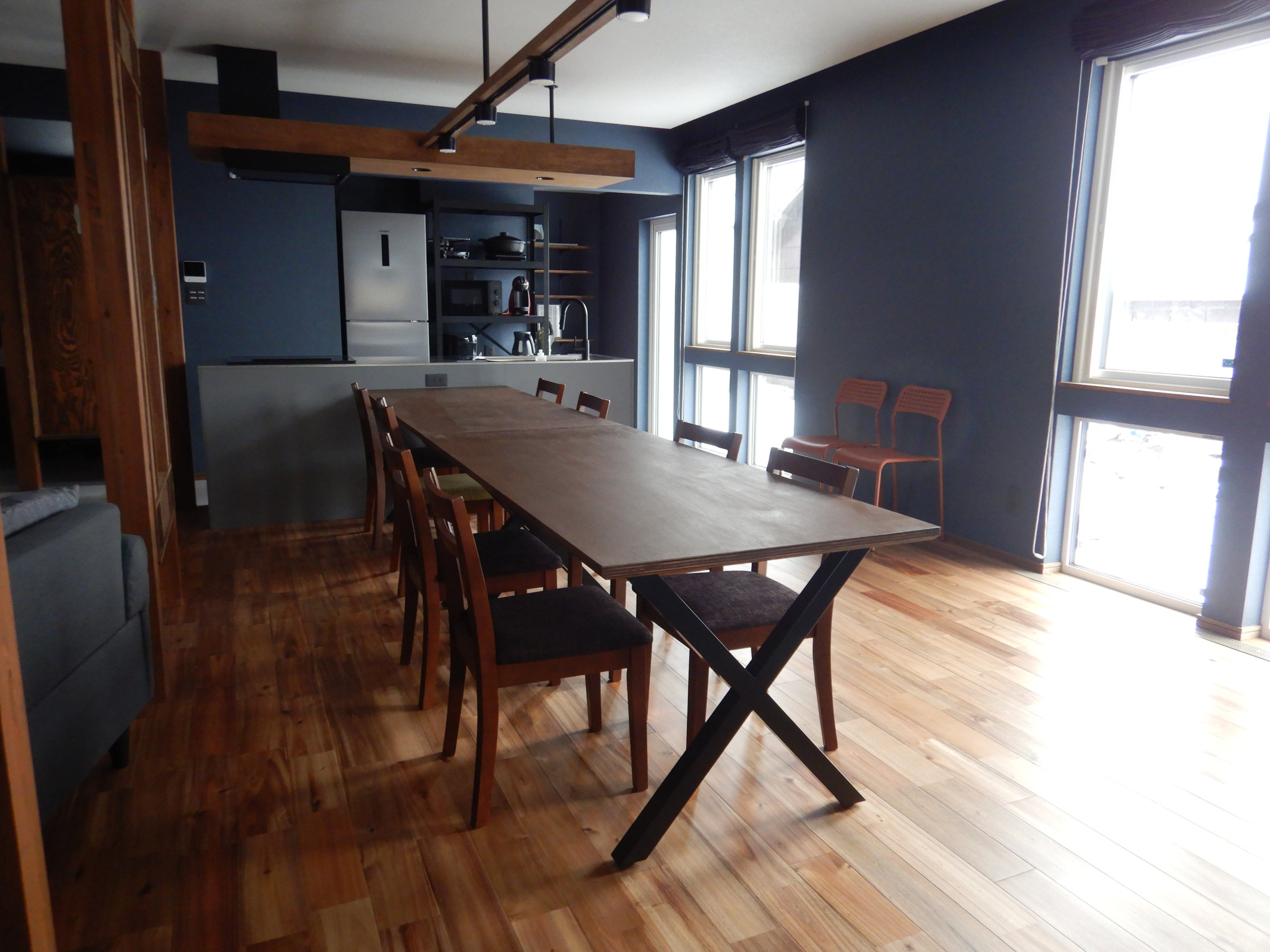 �R�D�U���̃_�C�j���O�e�[�u���Ńp�[�e�B�Ȃǂ��y���߂܂��B