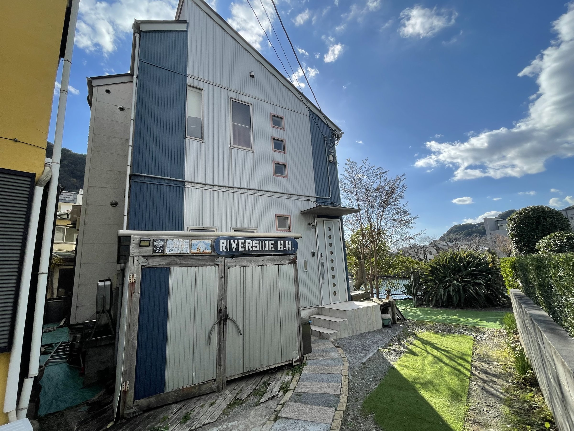 ��ɖʂ������_���ȃQ�X�g�n�E�X�ł��B