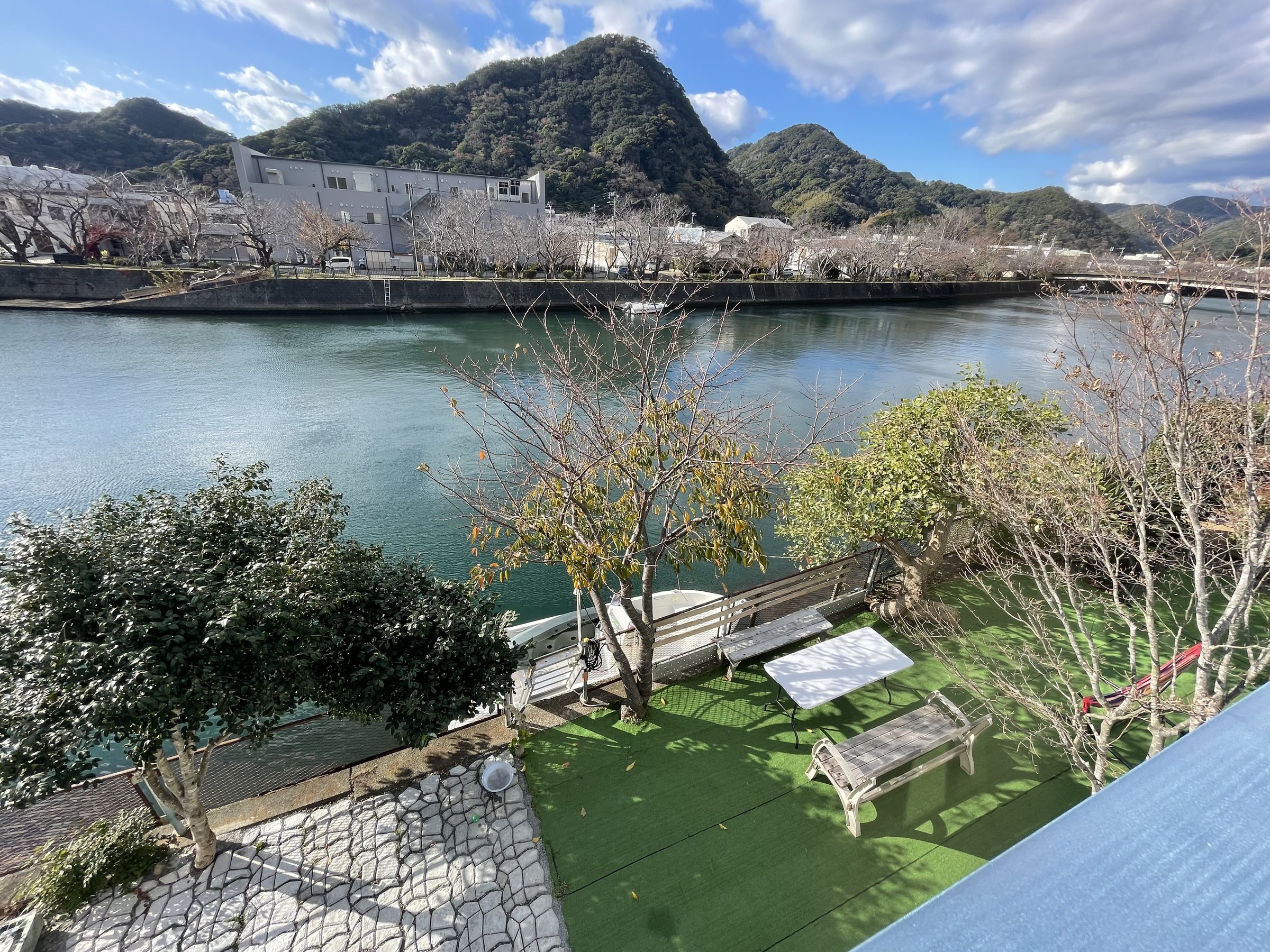 �o���R�j�[����̕��i�B���c�x�m�𐳖ʂɖ]�݂܂��B