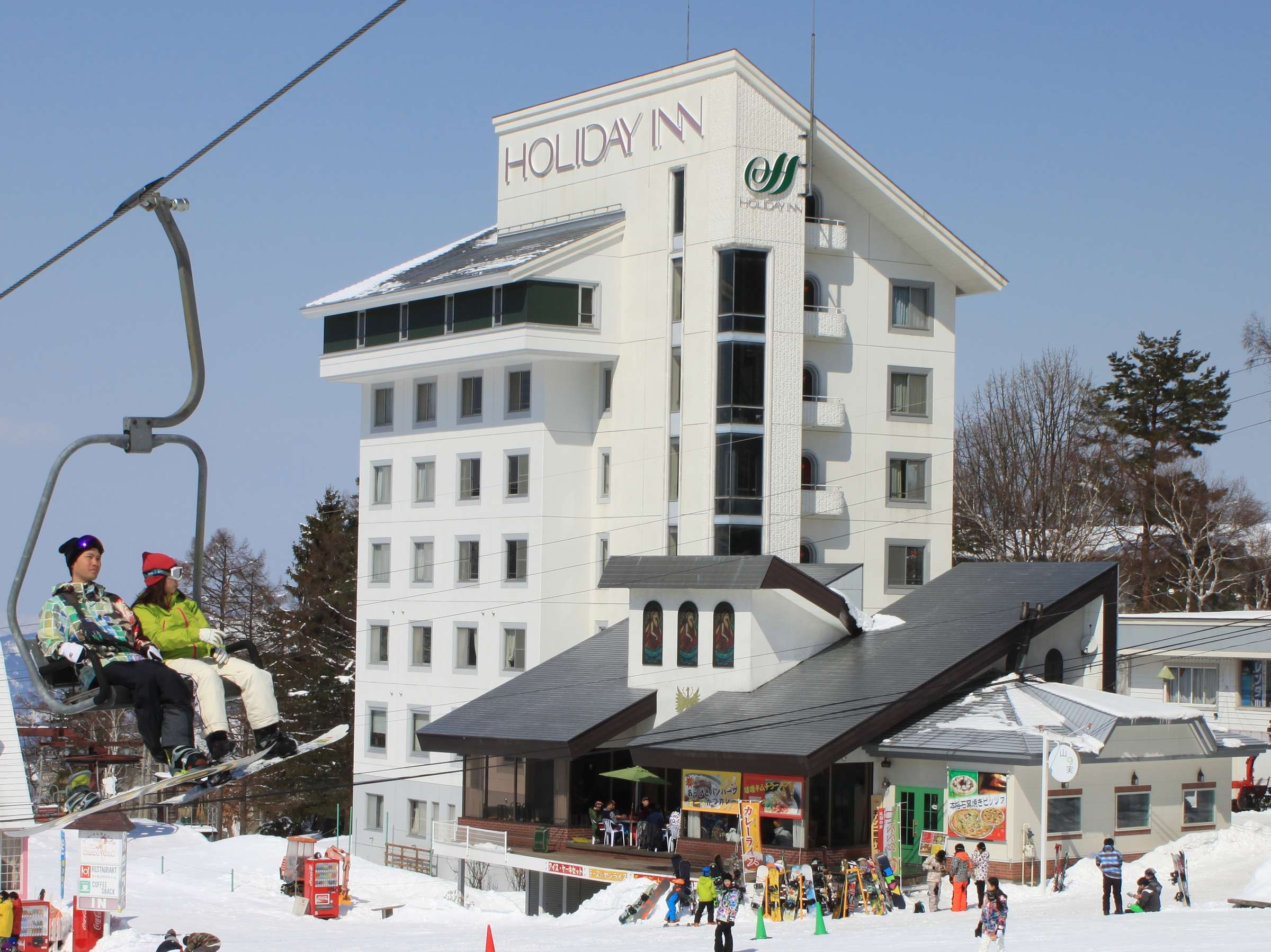 �z�e���̑O�̓Q�����f