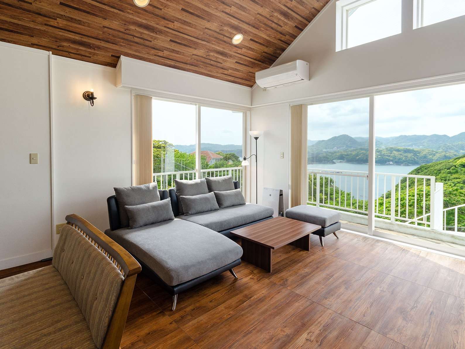 ���r���O