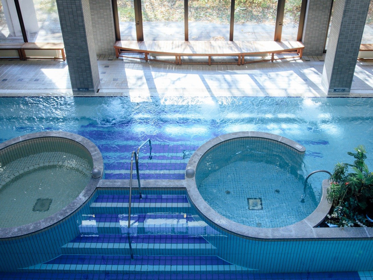 �X�p�{�݂ɂ́A�V�R������y���߂鉷�򗁏�ɑS�V��^�N�A�K�[�f���𕹐݁B�������͂����Q���������B