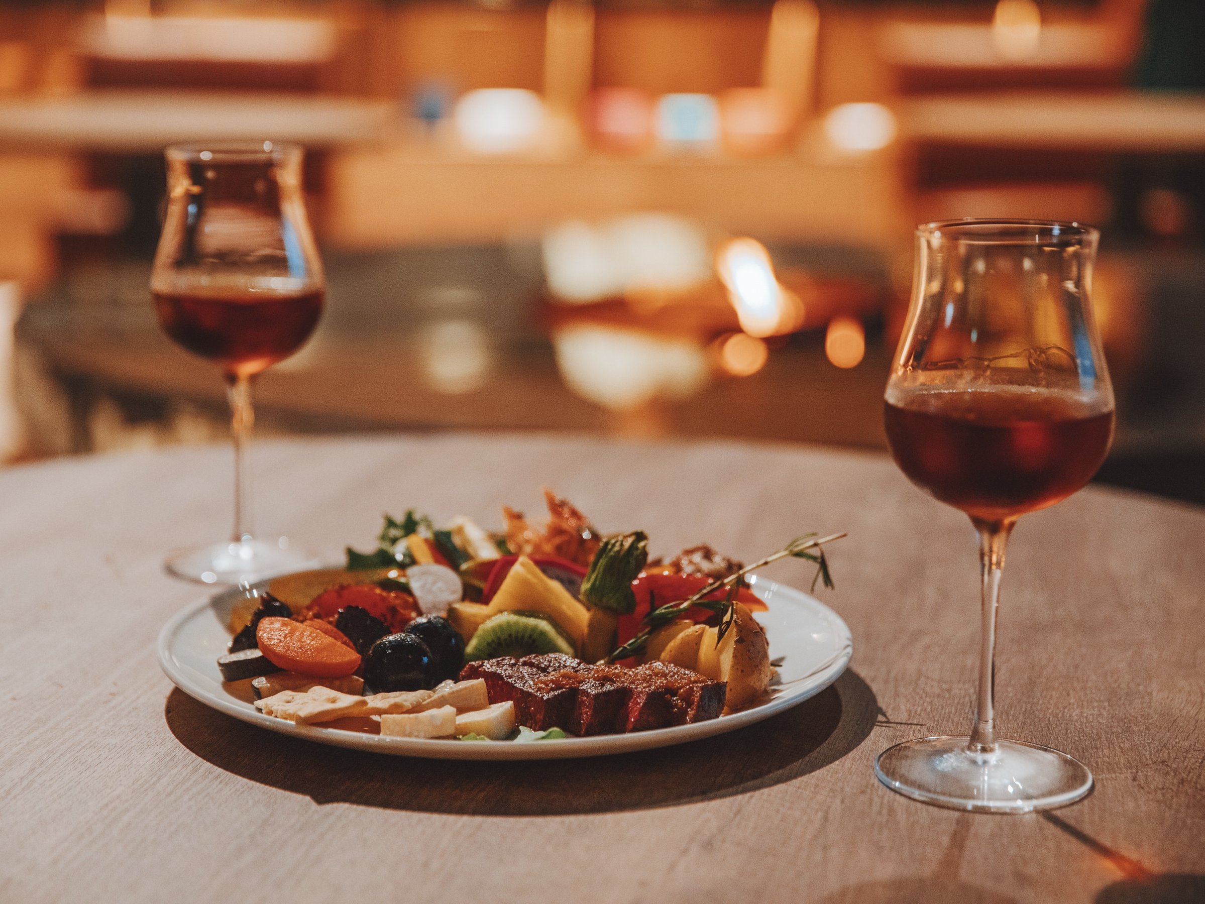 �ߐ{�����̐V�N�ȐH�ނ𒆐S�Ƃ����������u�b�t�F�X�^�C���łǂ����B�A���R�[�������ݕ���