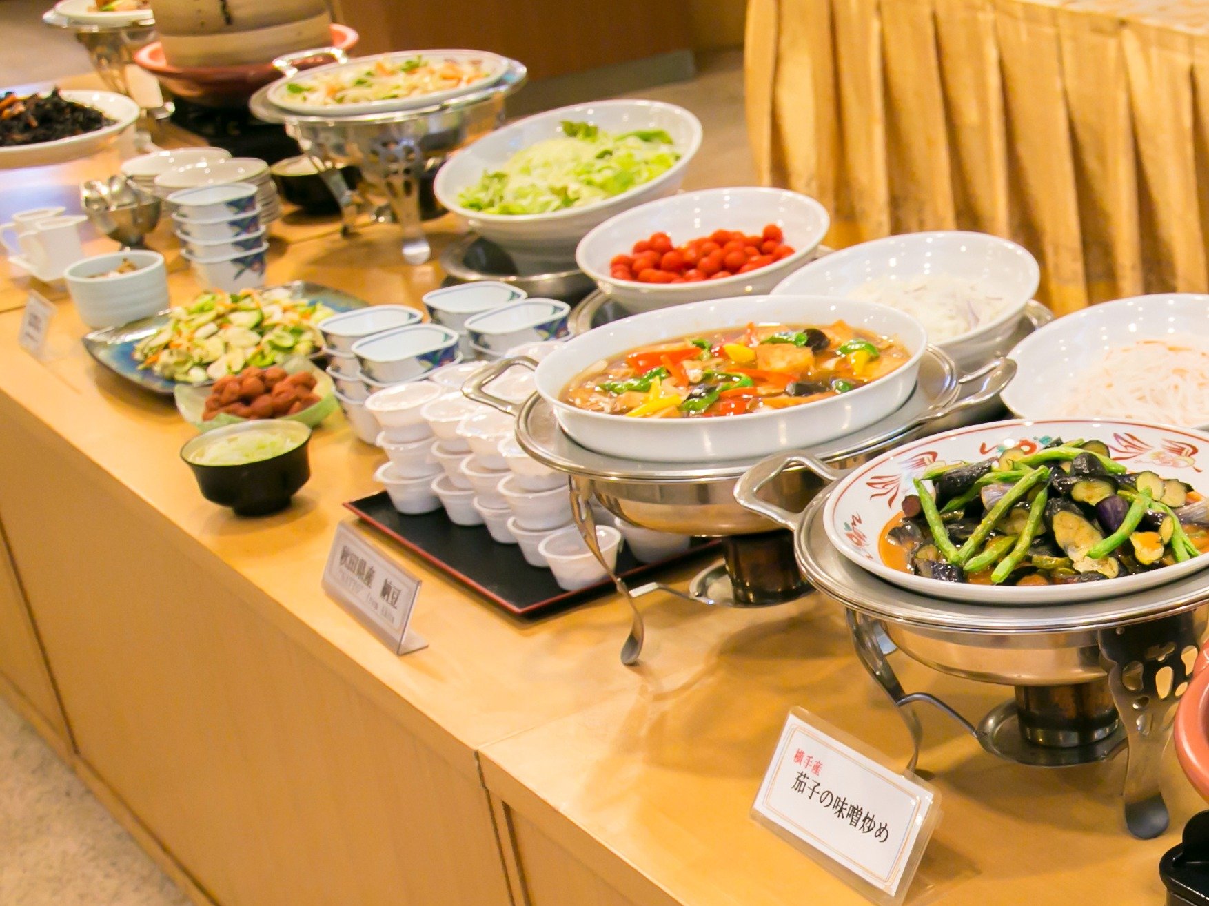 【朝食バイキング】メニュー一例:地元食材にこだわった、バイキング形式の朝ごはんをお楽しみください。