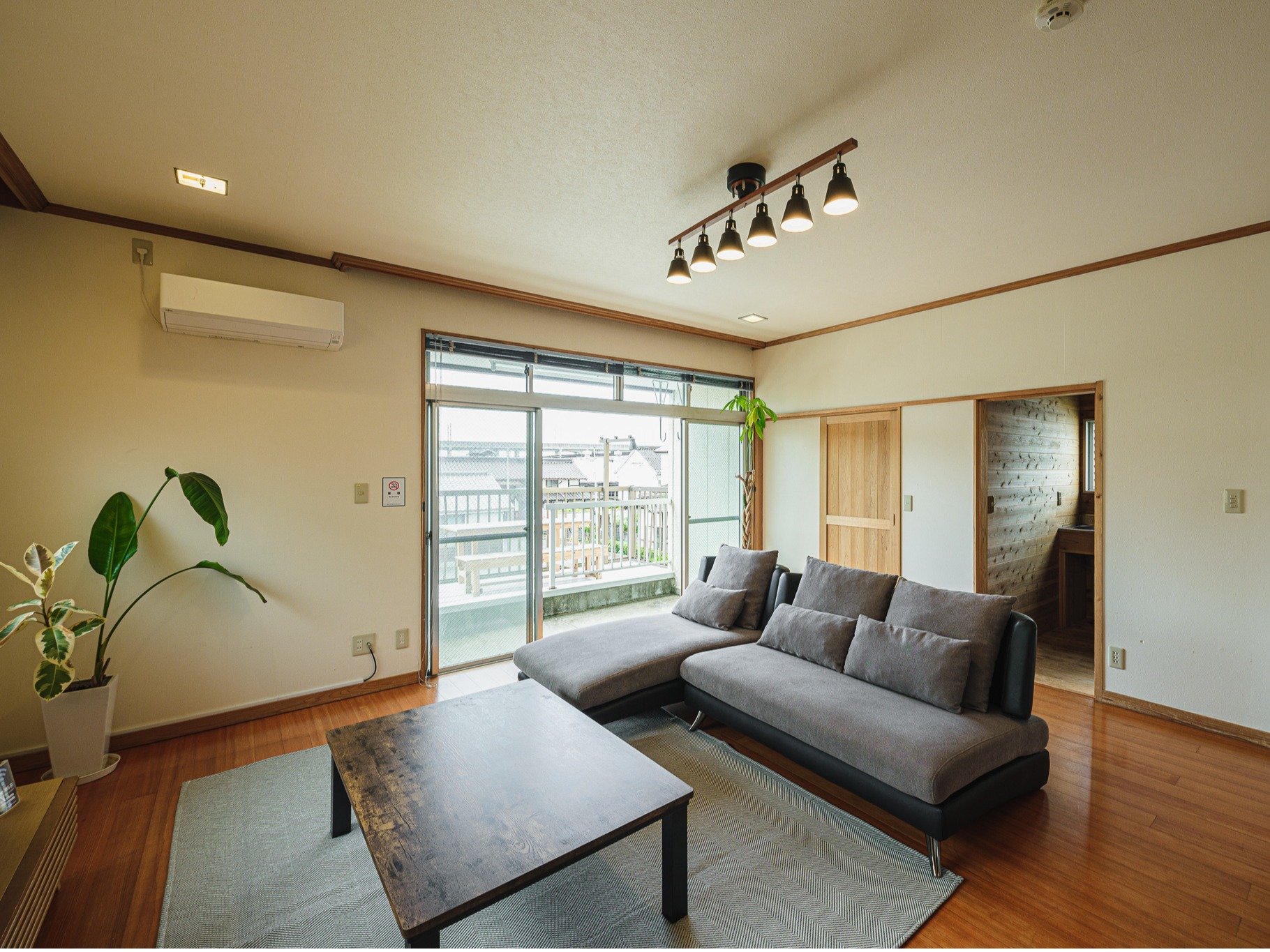 ���r���O