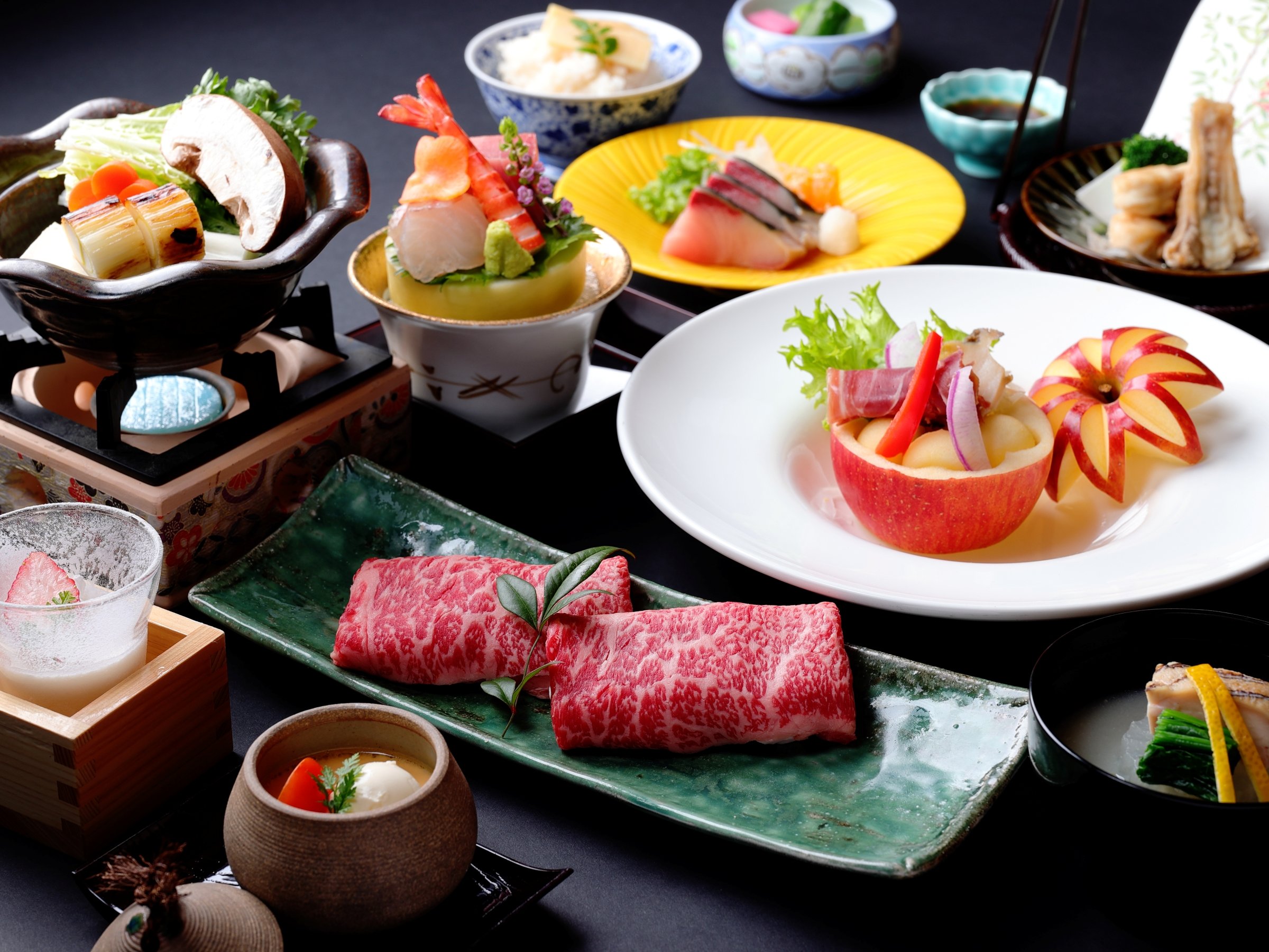 �G�߂̏{���}�����n���H�ނ𒆐S�ɁA��i��i�A����ɂ��������������