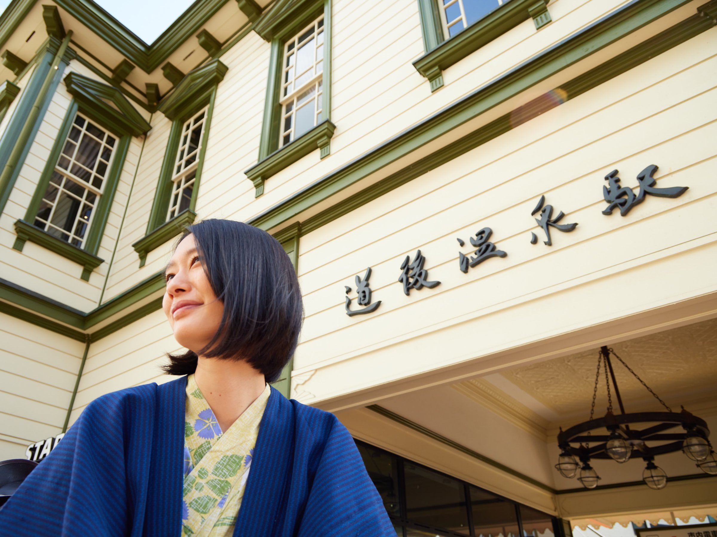 قk1`2̓㉷ẃAVdԂ̏ԉwłB̉w1Kɂ͗LR[q[VbvB