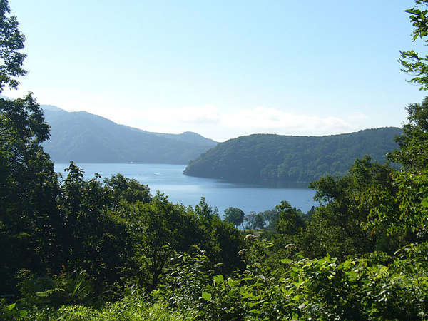 *��K��/��Ɨ΂��f�����ސ��ʂ̌i�F�ɁA���΂�����Y��܂��B