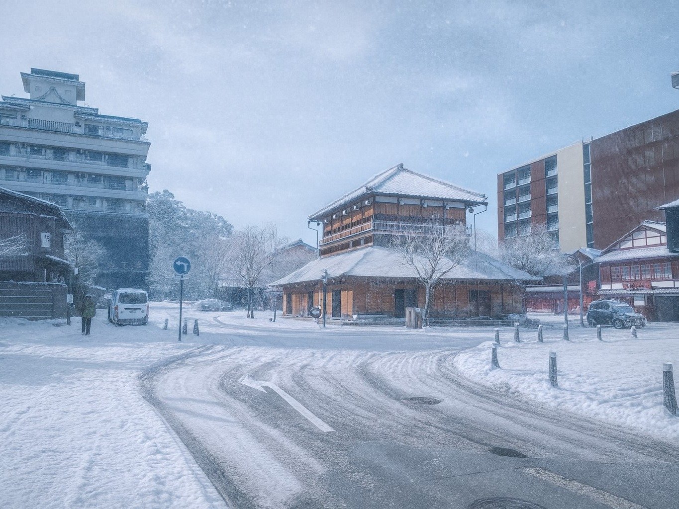 �Â��Ȑ�i�F�ɖ������A�~�̎R�㗷�y�R�㉷��@�Ñ����܂œk�������z