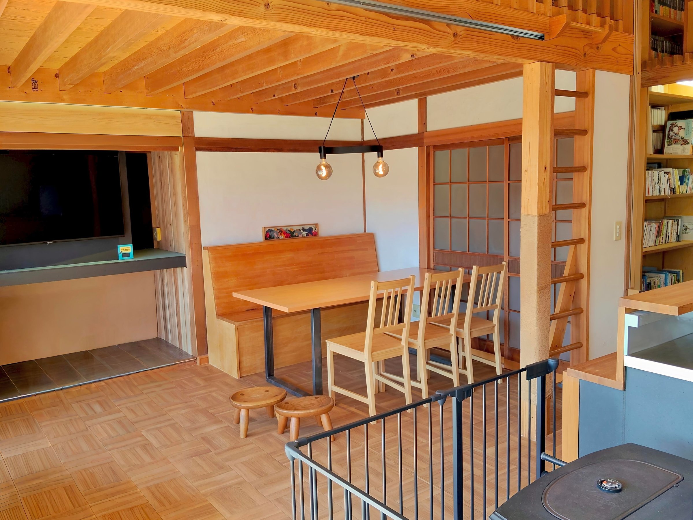 �_�C�j���O�i�`���[�i�[���XTV�j