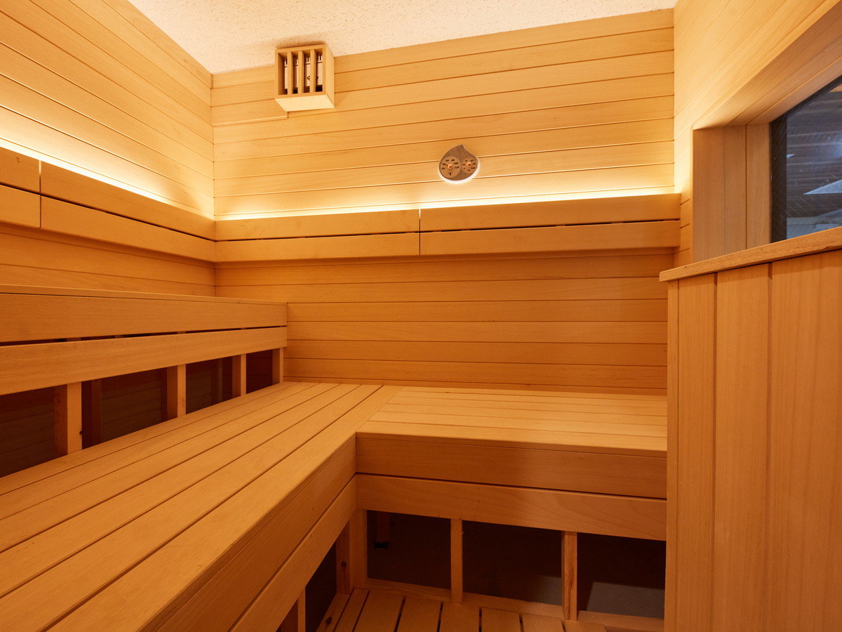 �y�T�E�i�v���~�A�����[���z���T�E�i