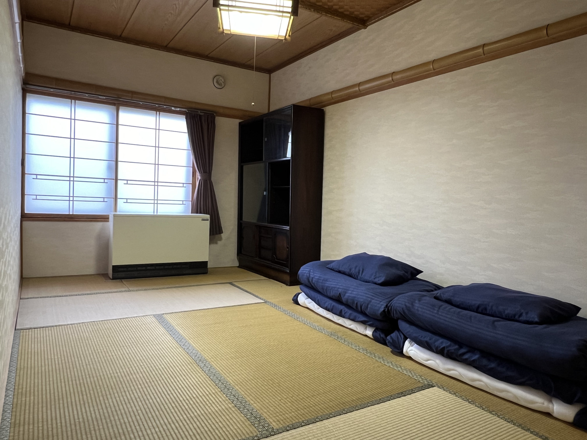 2�K�a���̓V���O���z�c2�g�ł��B(8��)