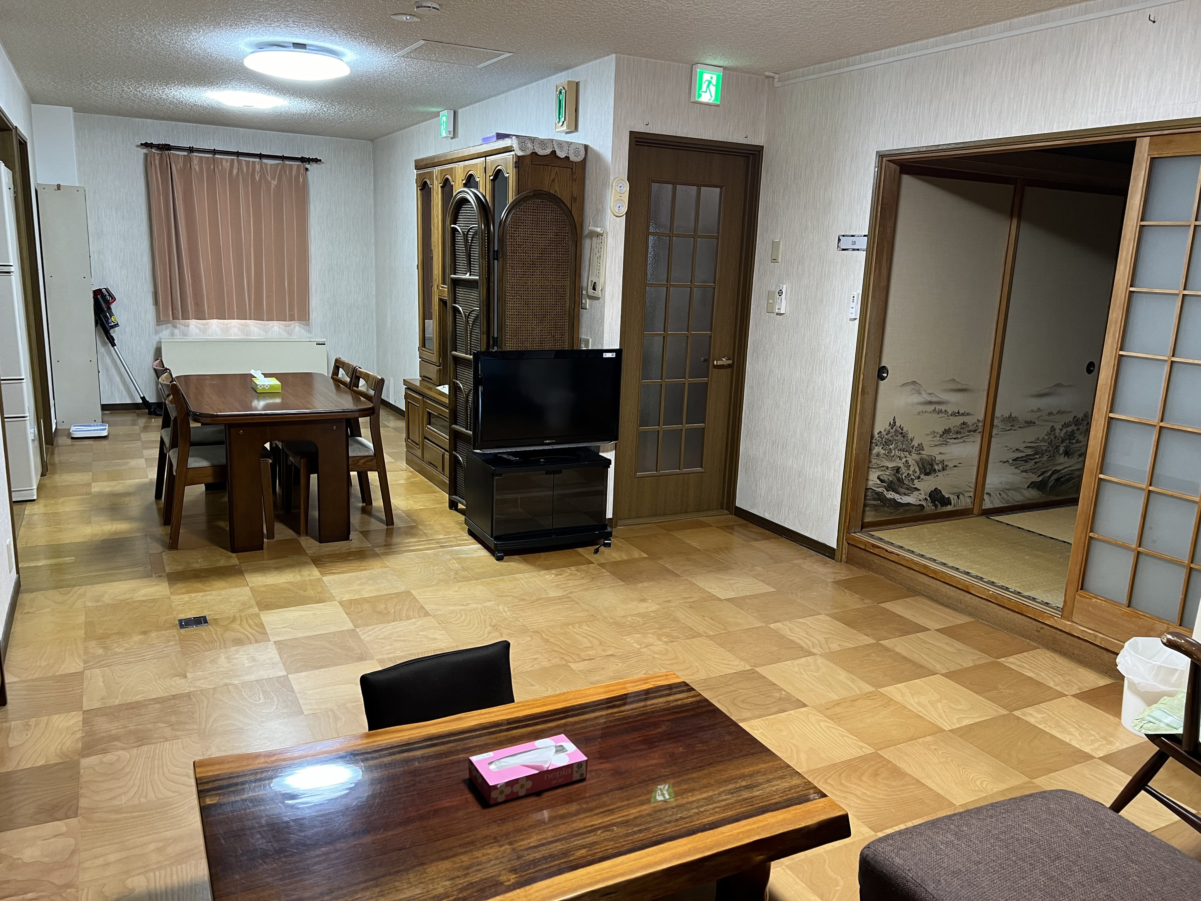 ���ԁA�H���ɂ̓e���r�A�\�t�@�A�H��e�[�u��������܂��B