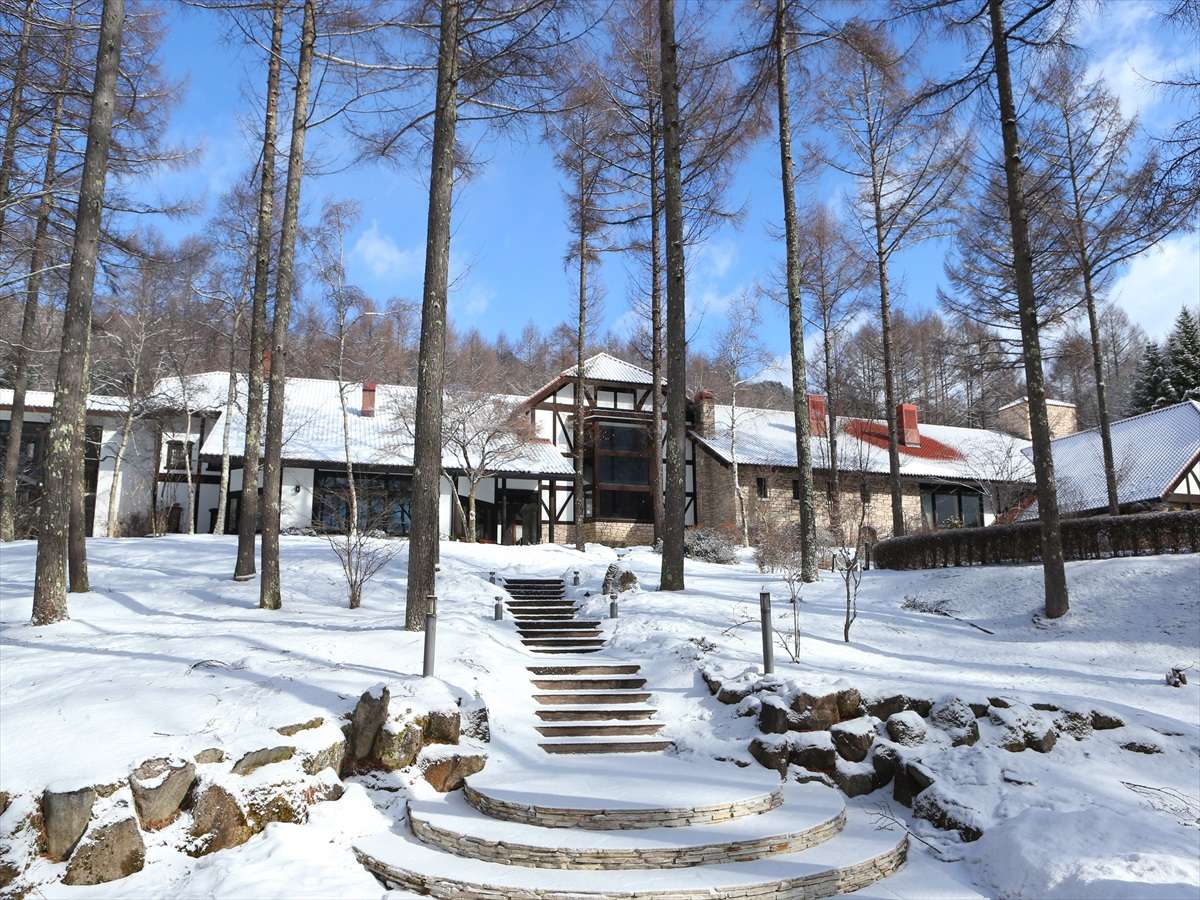 �^�����Ȑ�ɕ�܂ꂽ�z�e��