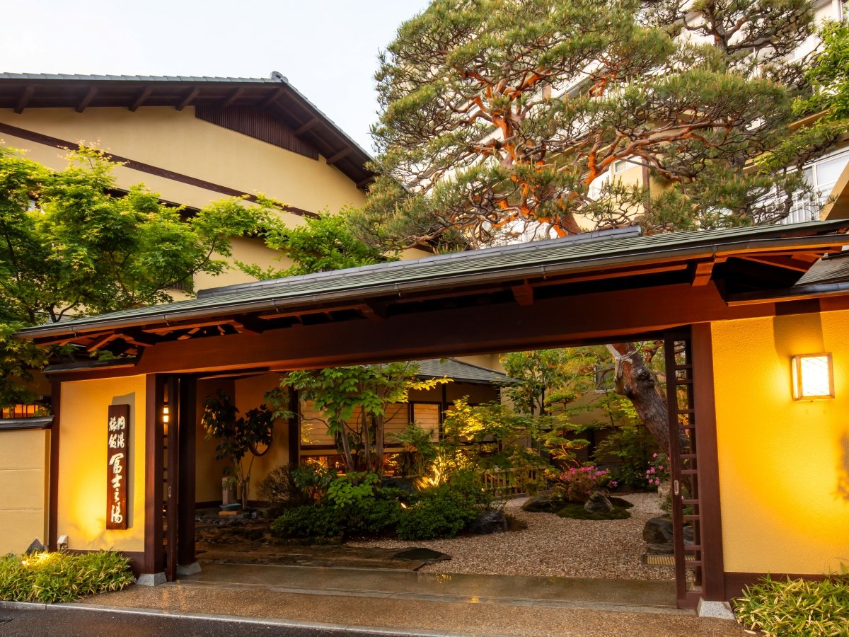 *�y�O�ρz���X�Ƃ�����\���́A���{�s�i�Ϗ܂���܂�����ԉ���̐̂Ȃ���̊X���݂ł��B