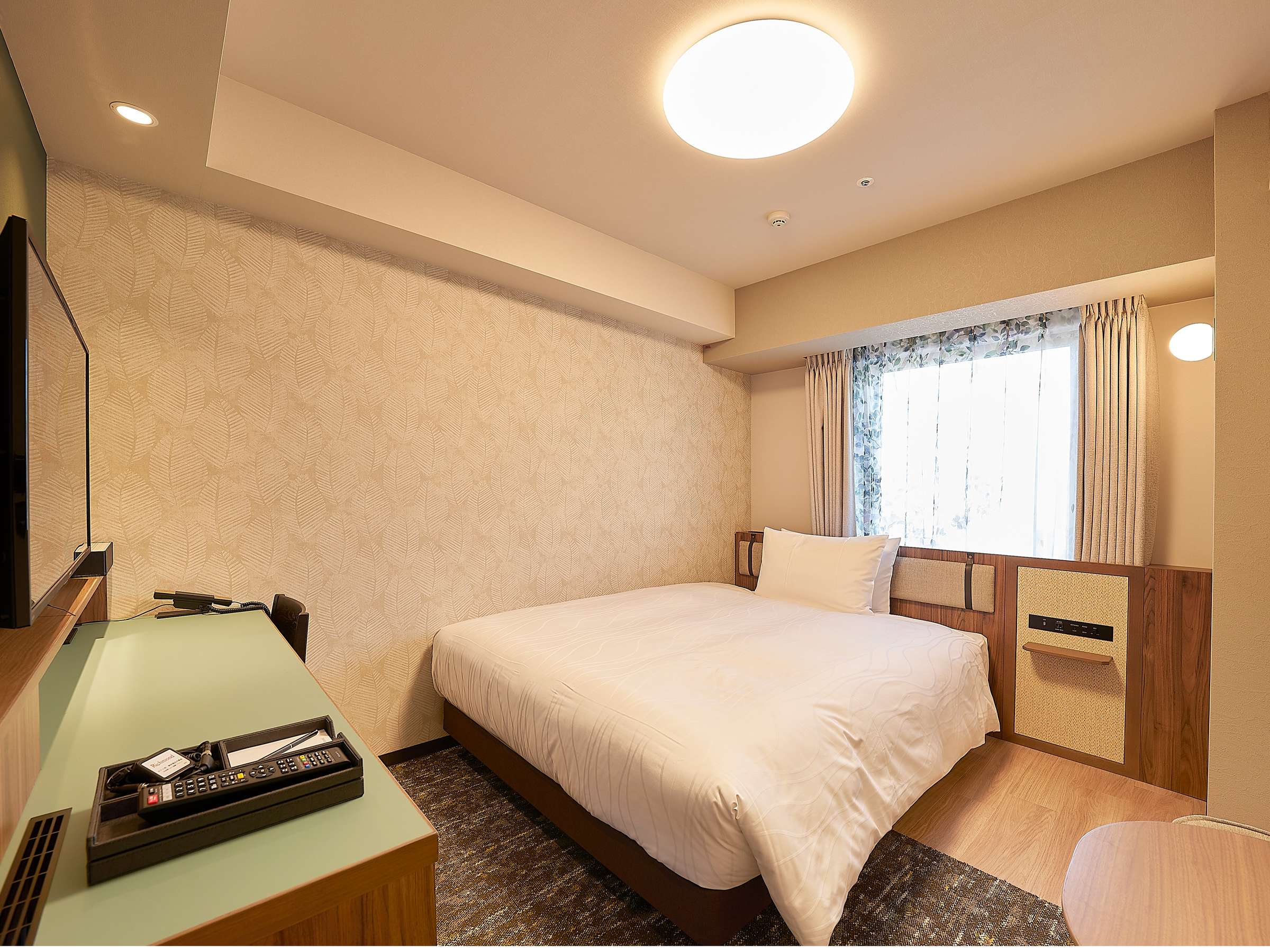 �V���v���Ȃ���̓r�W�l�X���p�ɂ��������߁��傫�ȃf�X�N�ō�ƌ�����UP�I