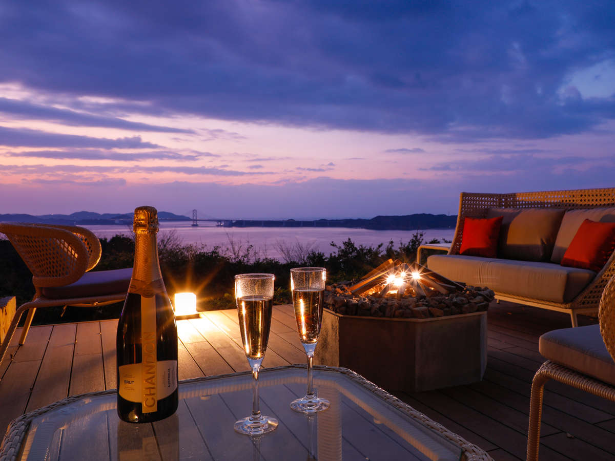 2021�N�ɒa�������yTERRACE LOUNGE�z�B��勴�𐳖ʂɗՂރ��P�[�V�����ŊC�Ƌ����]�B