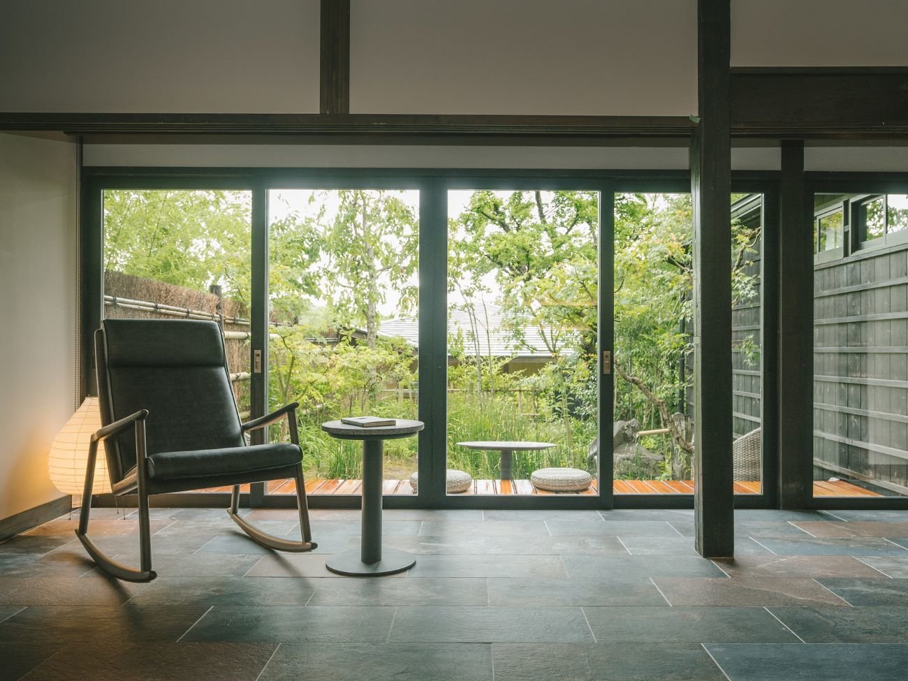 �y�P����g�l ���ʓ��z���b�L���O�`�F�A�̍������āA�Ǐ��⑋�ӂ̌i�F��������ґ�ȂЂƂƂ���