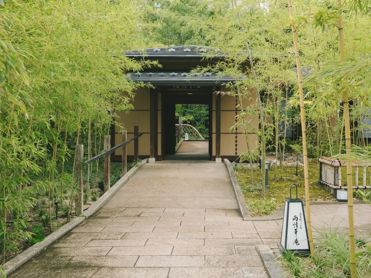 yOρzG؂͂̒Ɉ͂܂ꂽSỦIVCtqŁAJɊӂJނЂƂƂ