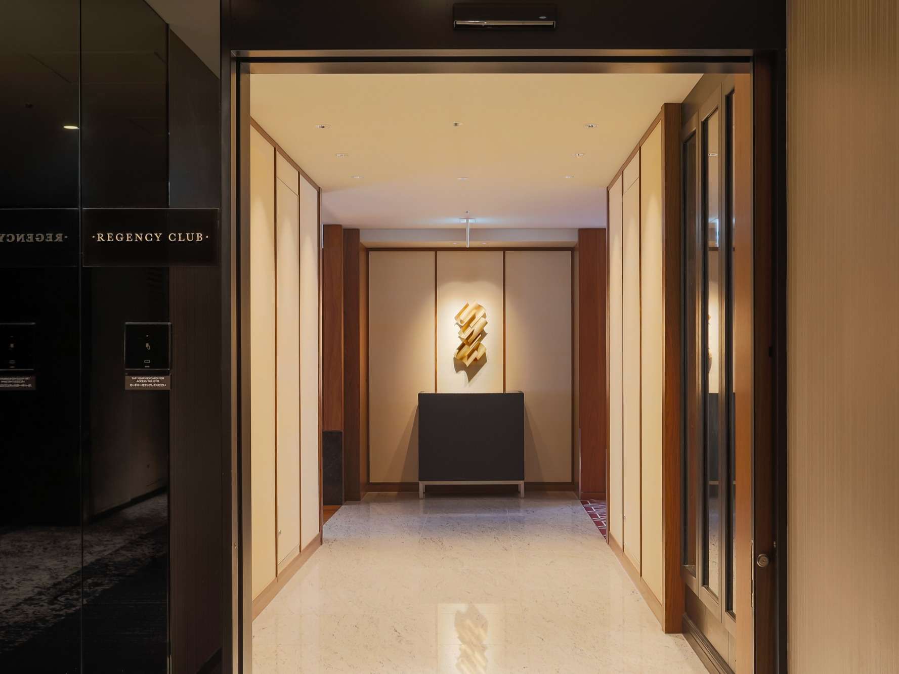 �yRegency Club Lounge�z�N���u���[���ƃX�C�[�g���[���ɂ��h���̂��q�l��p�̃��E���W�ł��B