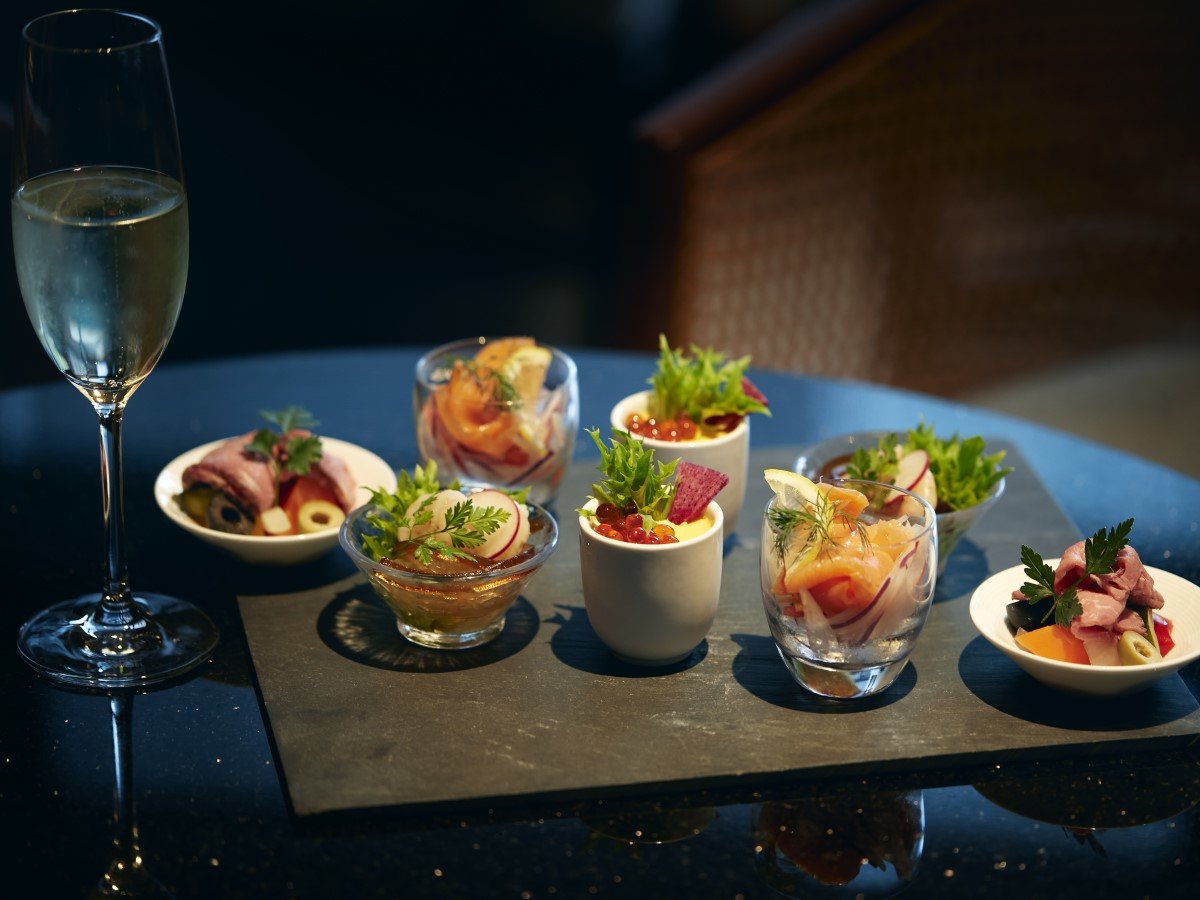 yRegency Club LoungezJNe^Cł͗DȂԂ߂B