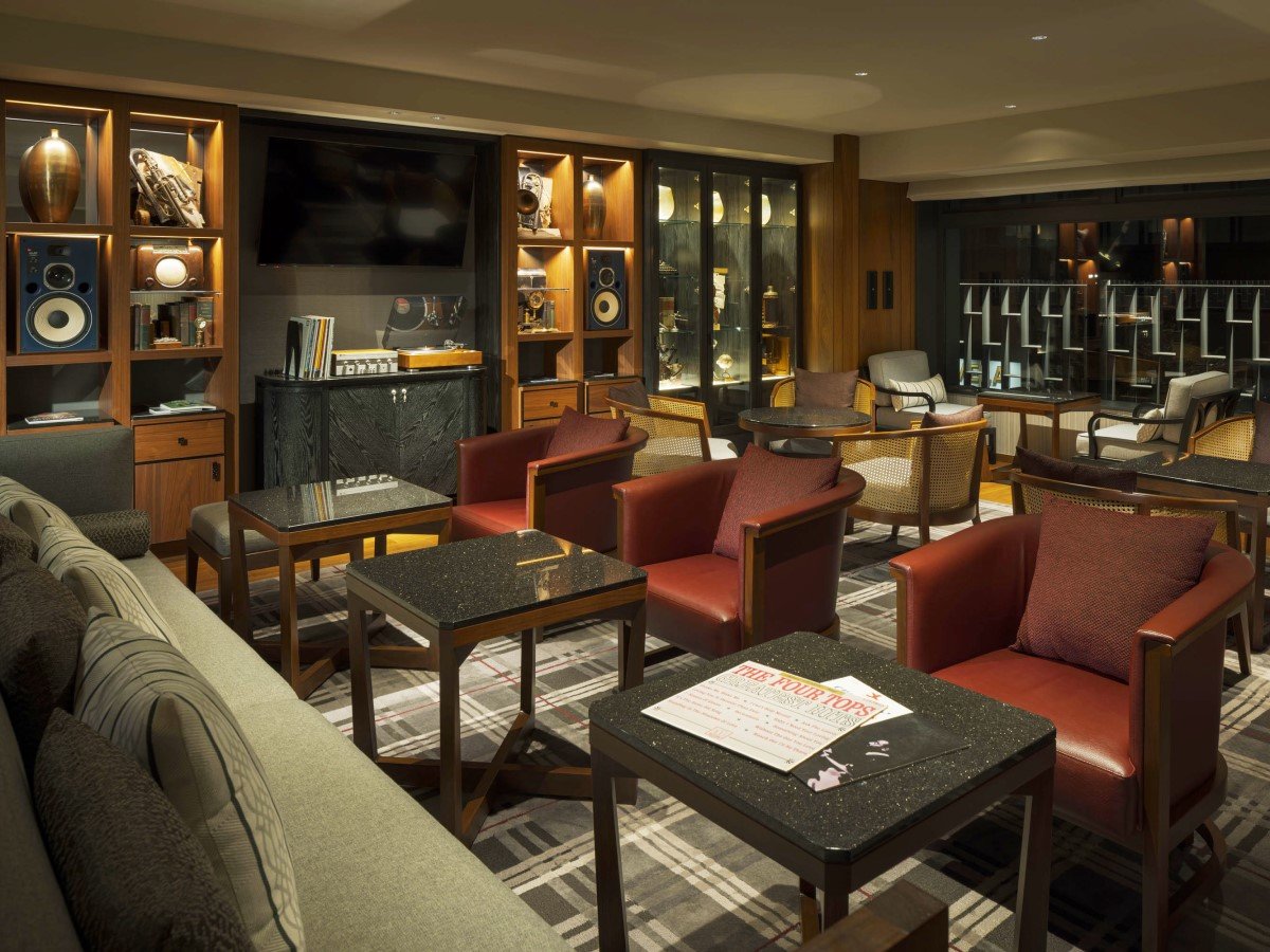 �yRegency Club Lounge�z�u�W���Y�̊X���l�v���R�[�h�v���[���[��y���z������l�̎�����̂悤�ȋ��