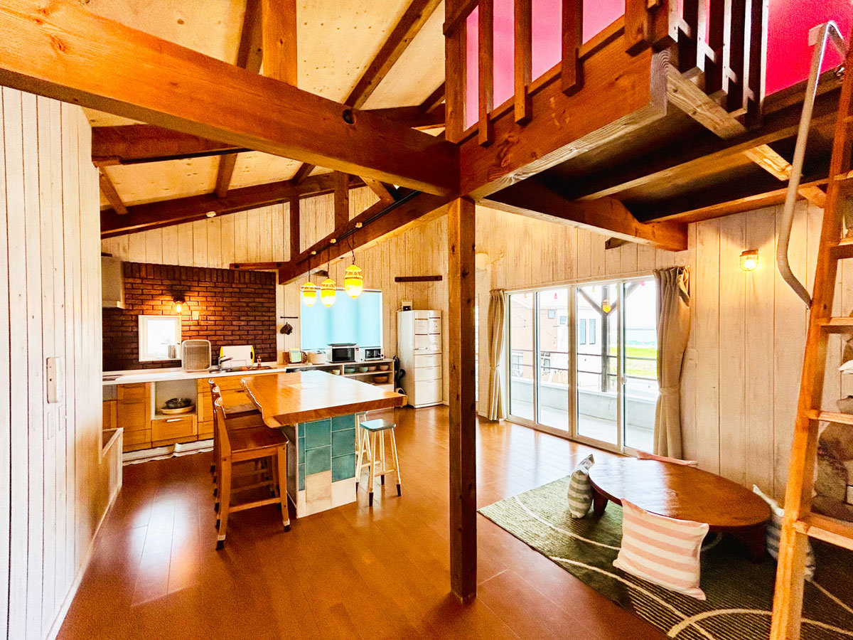 �y�_�C�j���O�z�_�炩�ȏƖ����S�n�悢�A�؂̉�����ɕ�܂ꂽ���r���O�_�C�j���O�B