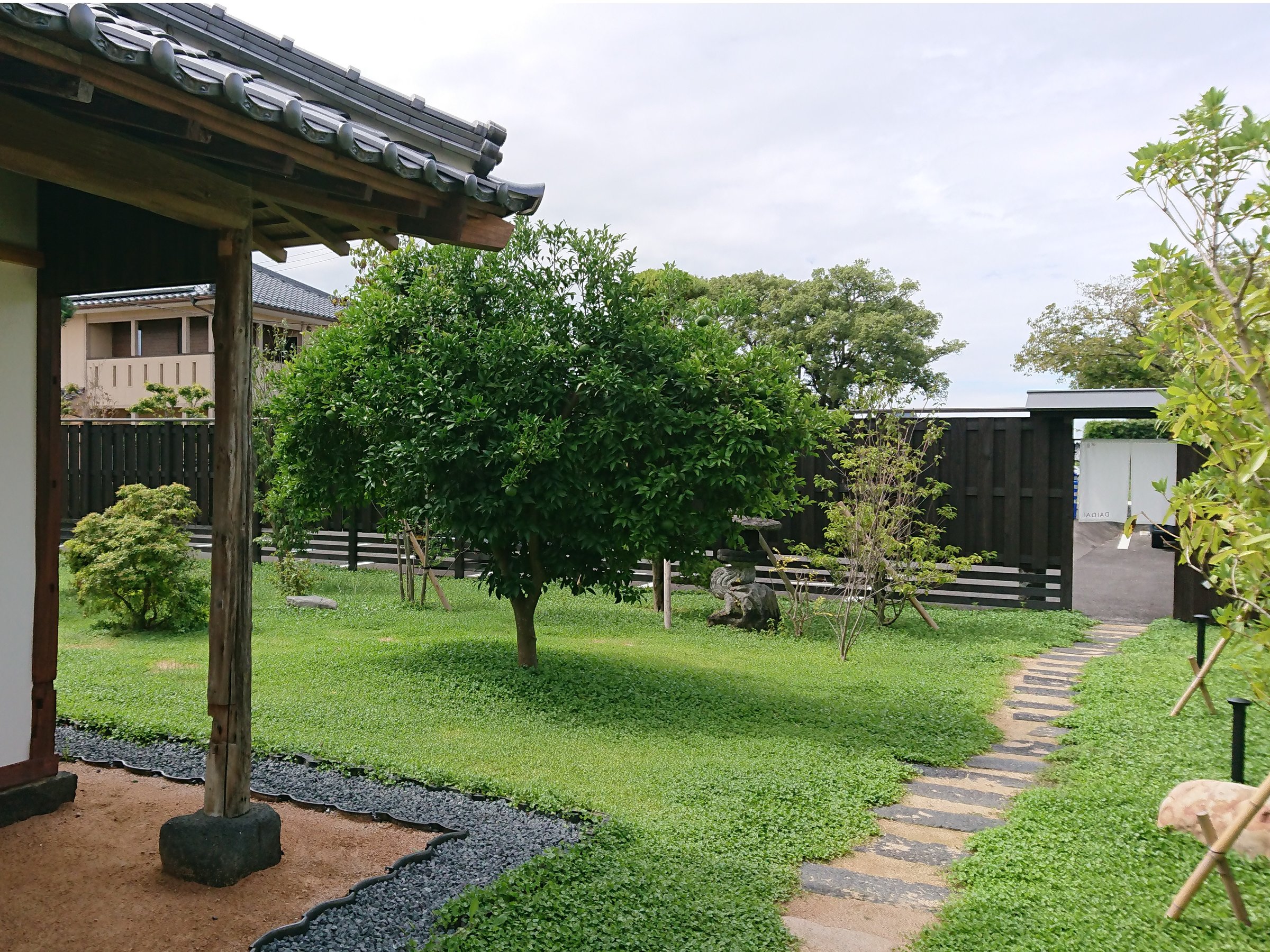 「橙-daidai-」緑が敷き詰められた庭園