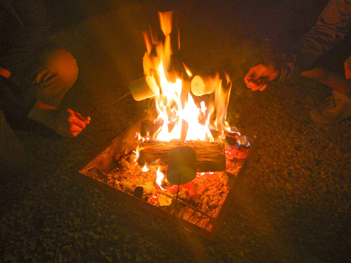 �E�y���΁z����̉��ŉ΂��͂݁A��؂Ȓ��Ԃ����ƌ�荇���A���������̖����̌����o���܂�