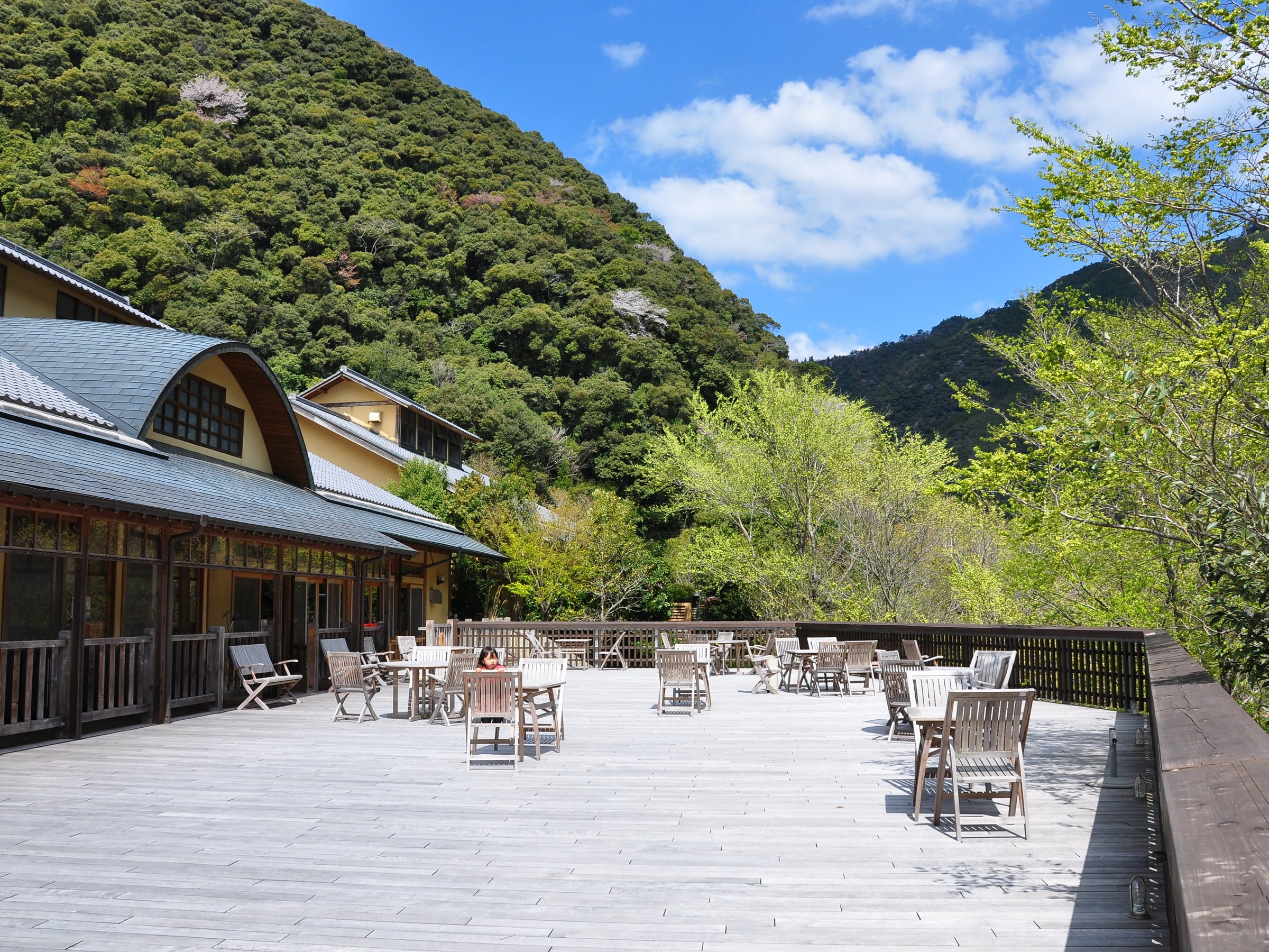 y򓏁XїfbLzRɈ͂܂AfGȋ