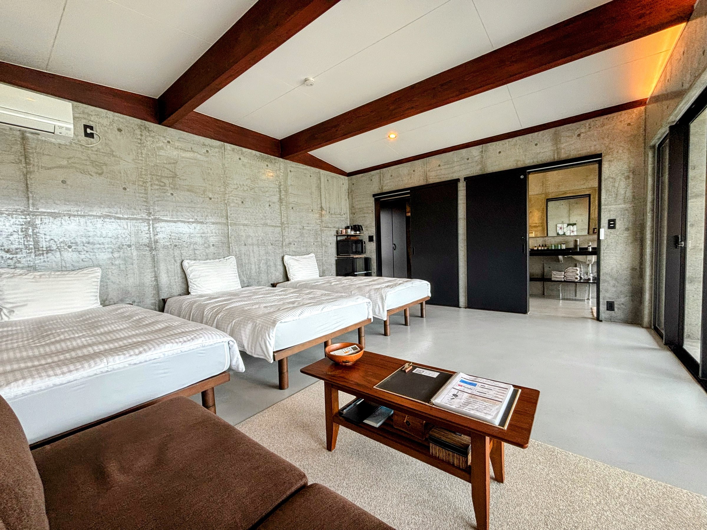 �J���I�ȃ��r���O�x�b�h���[��