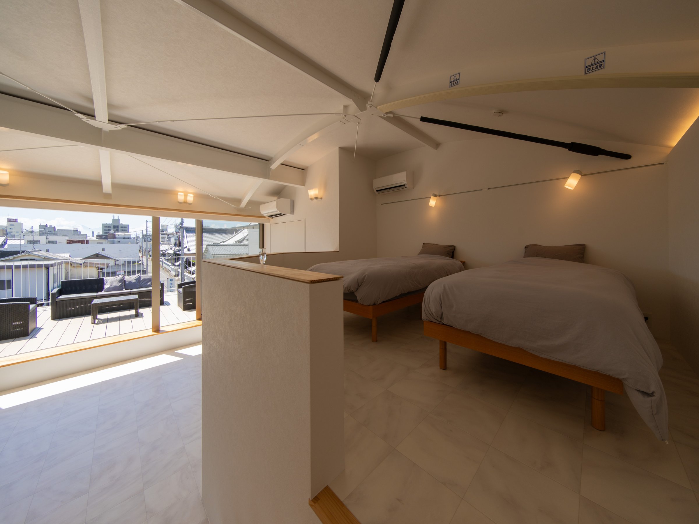 �x�b�h���[��