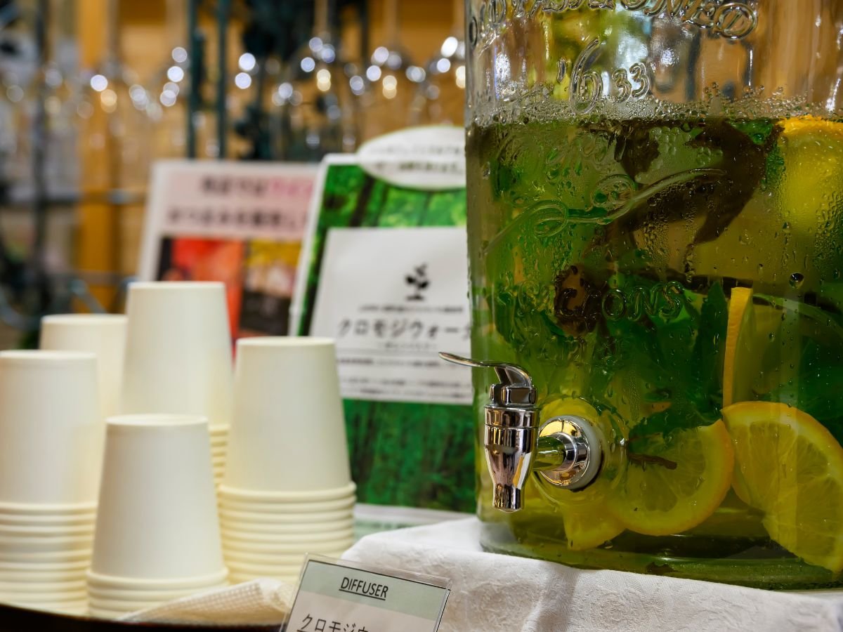 �뉀�𒭂߂�t���[���E���W�u�J�t�F��k���v���Ɛ��̃t���[�o�[�E�H�[�^�[�����p�ӁB